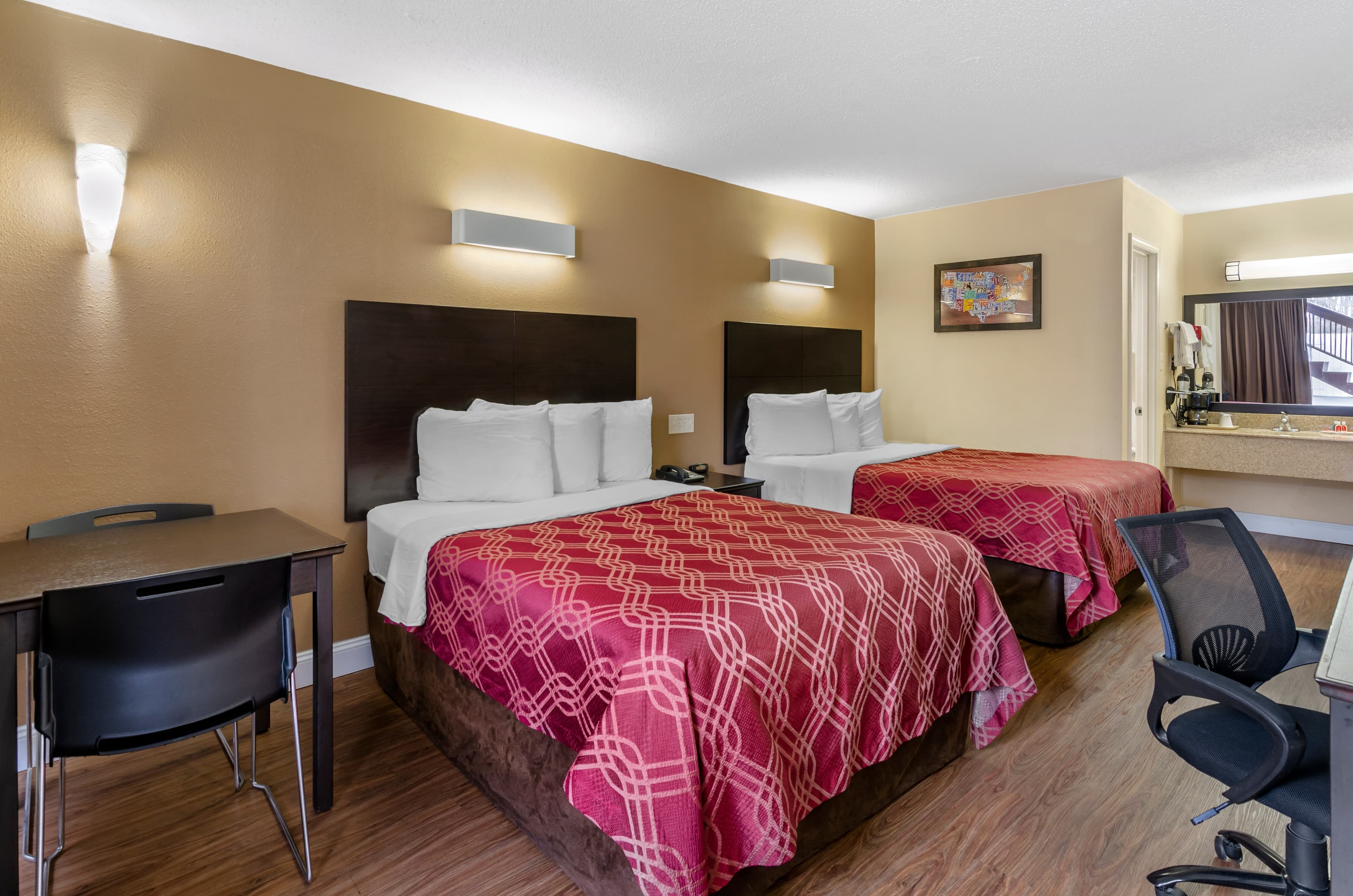 Econo Lodge Roanoke Civic Center - Image 2