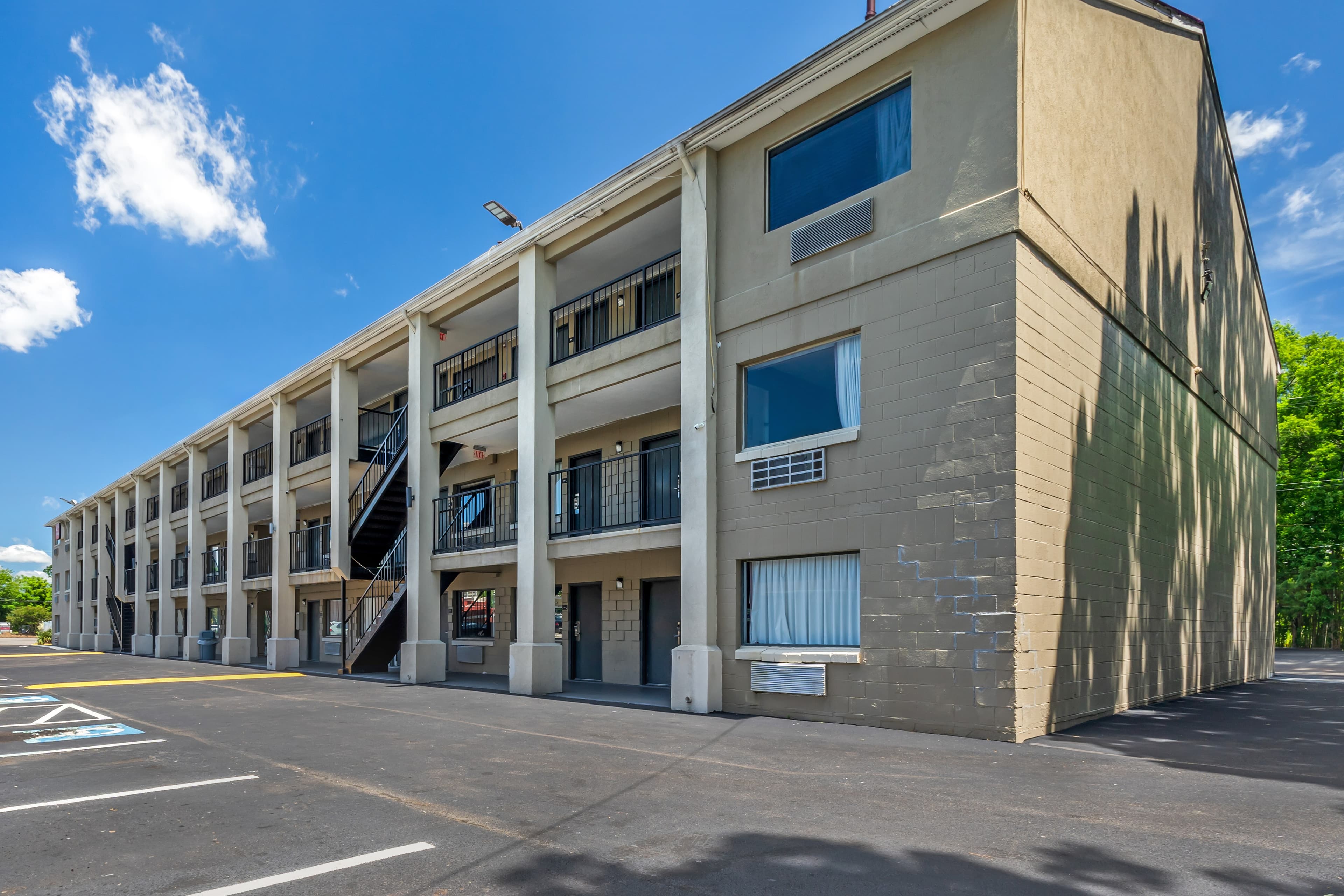 Econo Lodge Inn & Suites Virginia Beach - Norfolk - Image 1