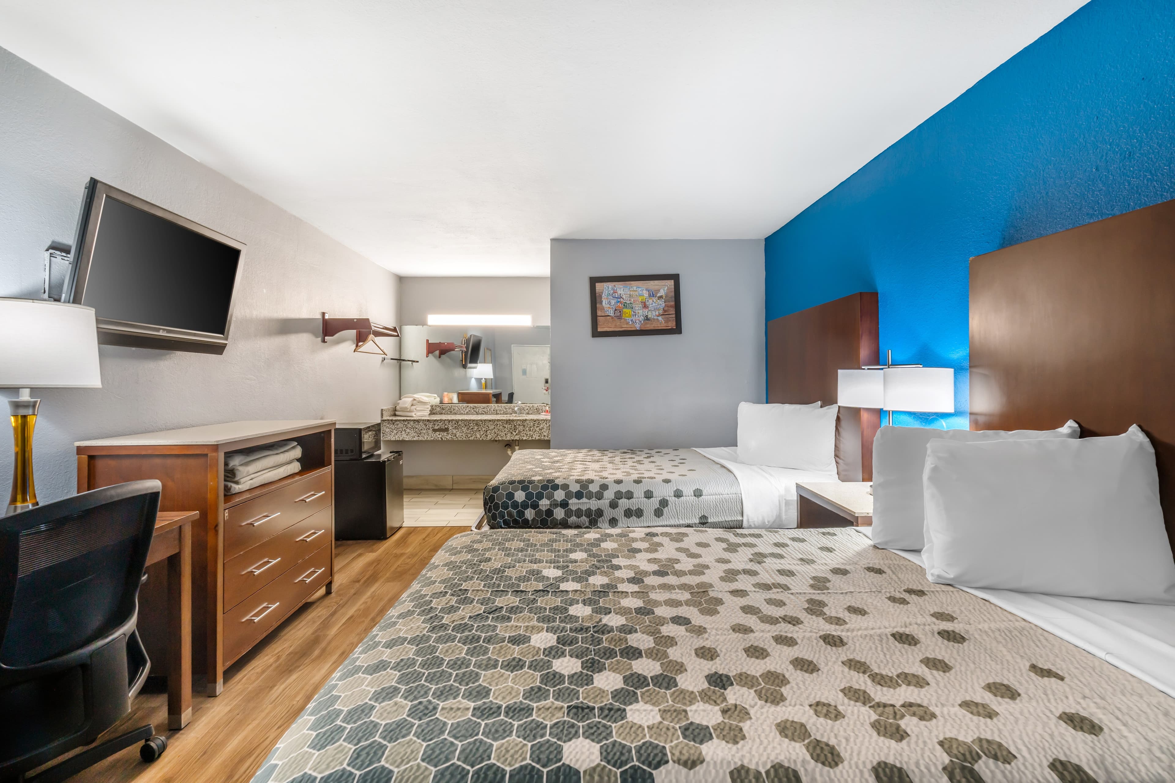 Econo Lodge Inn & Suites Virginia Beach - Norfolk - Image 3