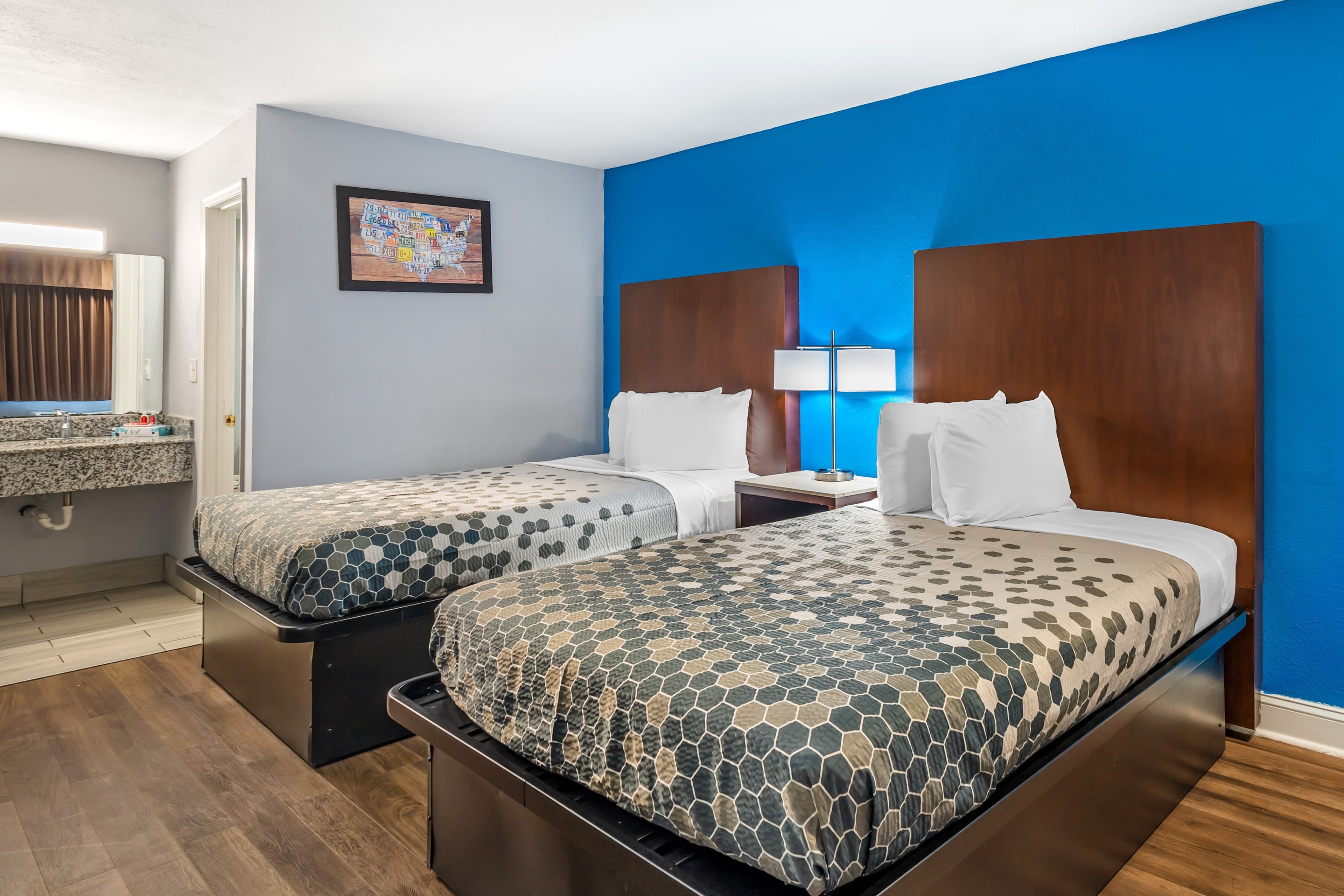 Econo Lodge Inn & Suites Virginia Beach - Norfolk - Image 4