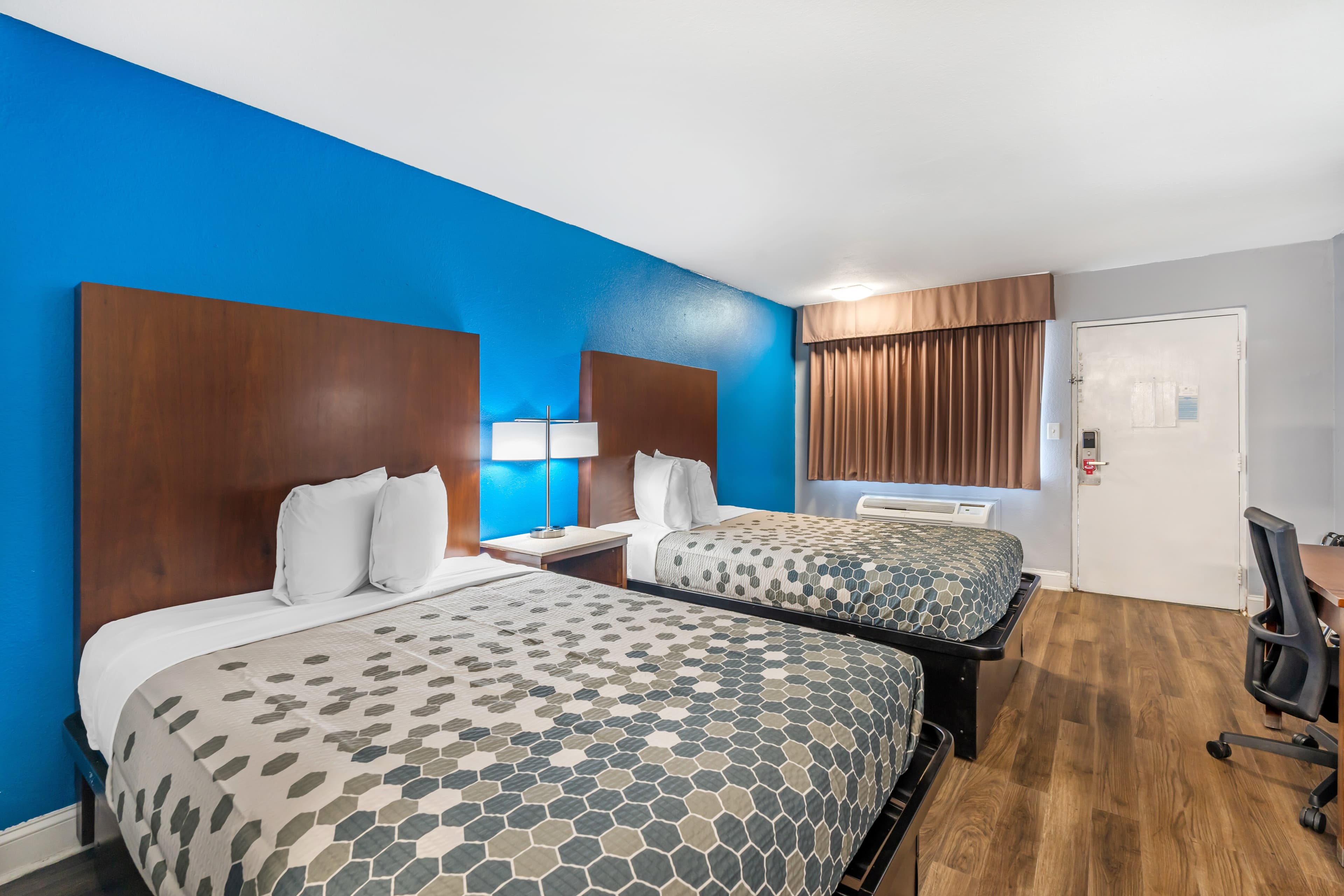 Econo Lodge Inn & Suites Virginia Beach - Norfolk - Image 5