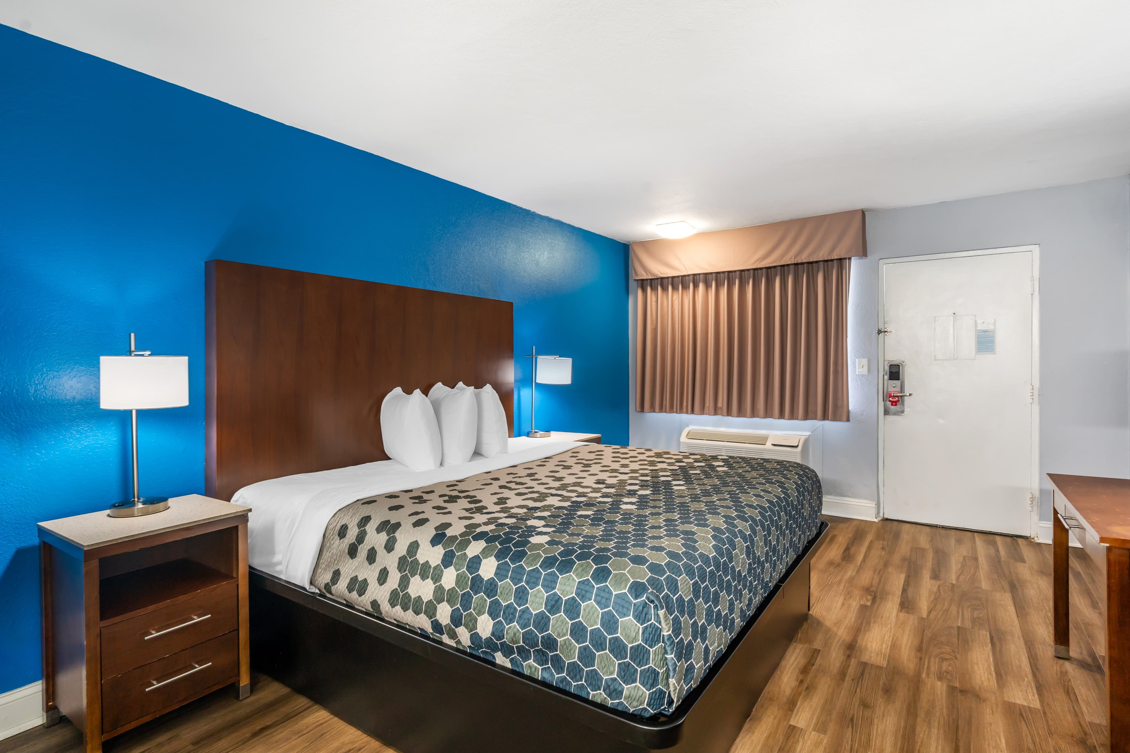 Econo Lodge Inn & Suites Virginia Beach - Norfolk — 25