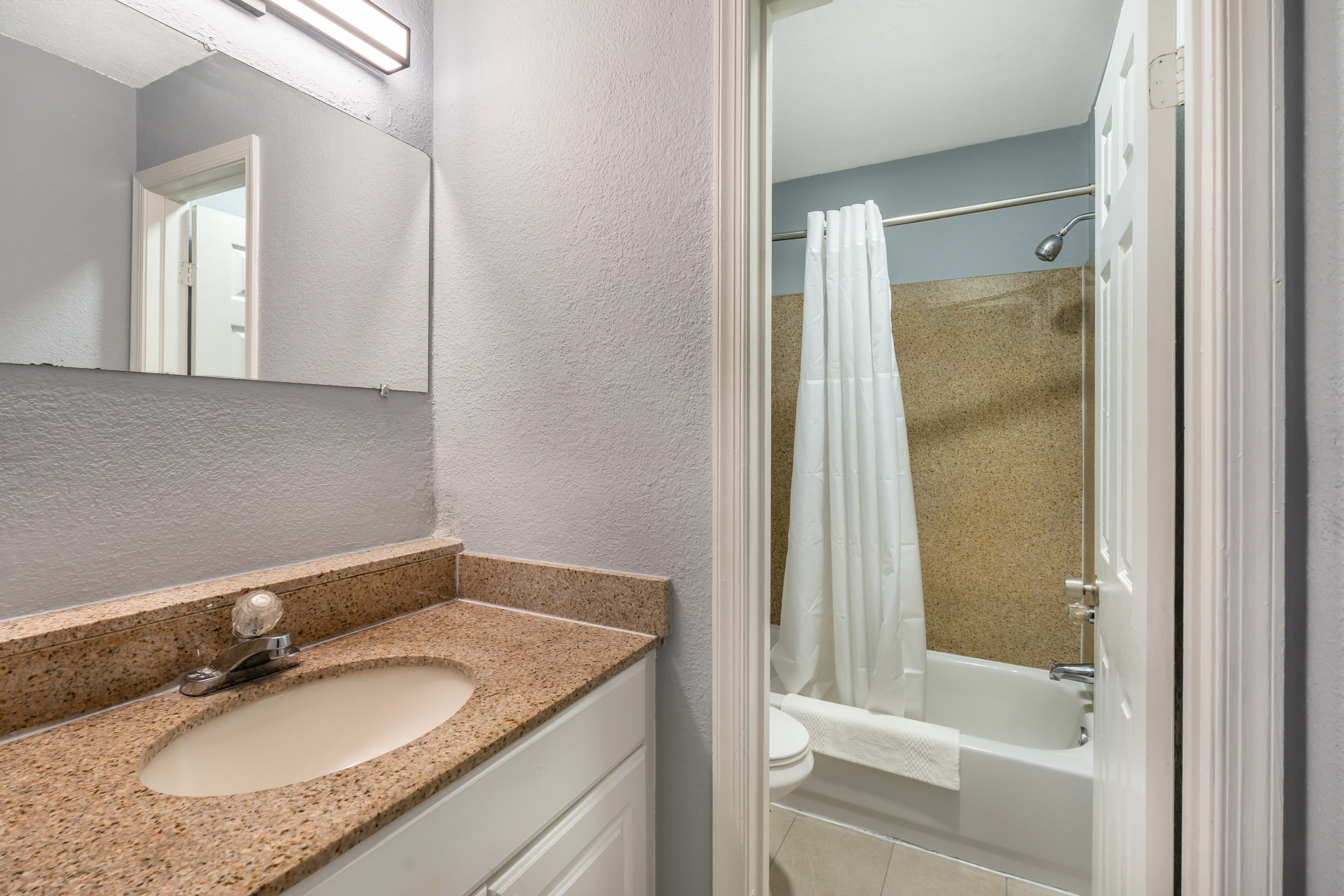 Econo Lodge Inn & Suites Virginia Beach - Norfolk — 11