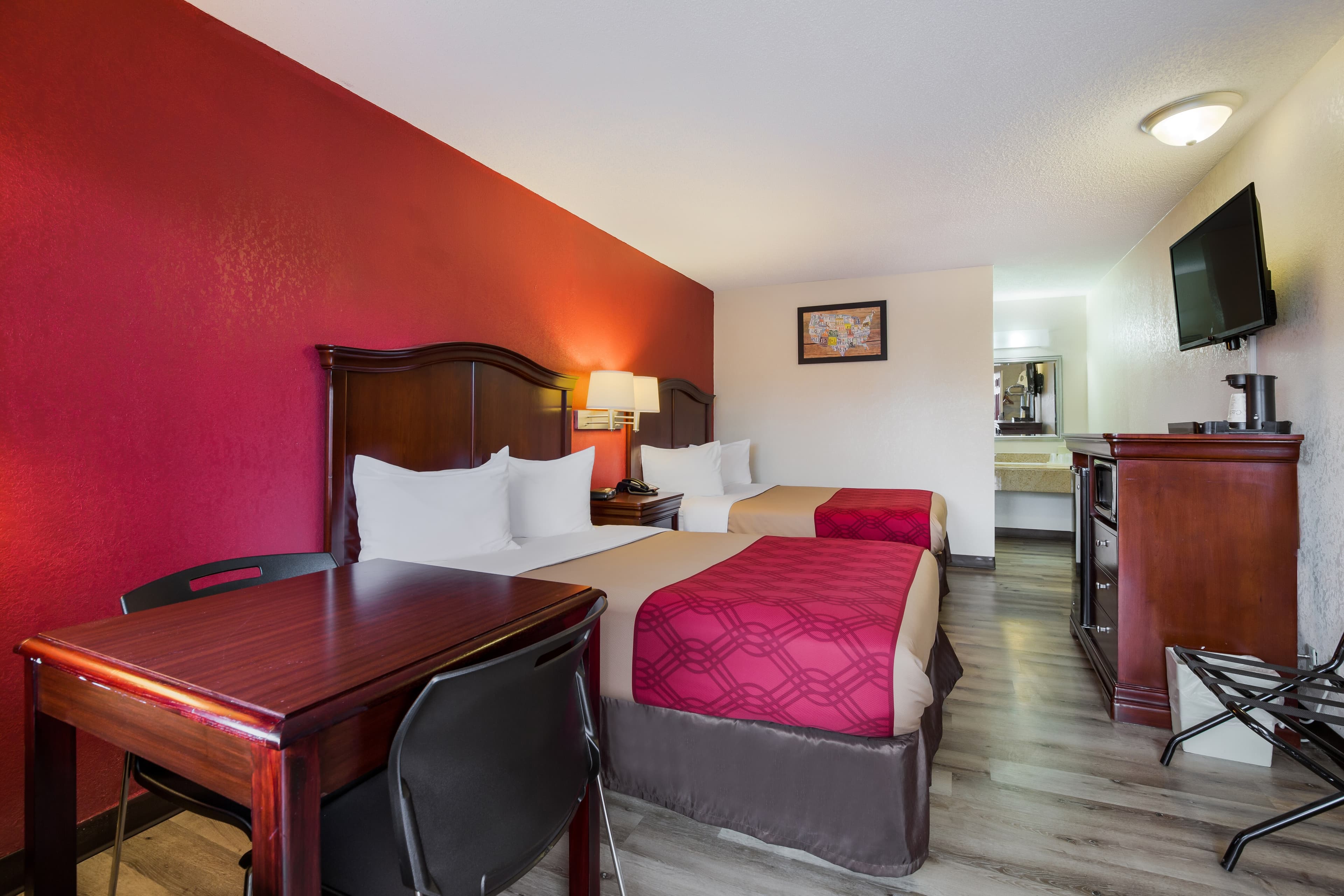 Econo Lodge Williamsburg Historic Area — 7