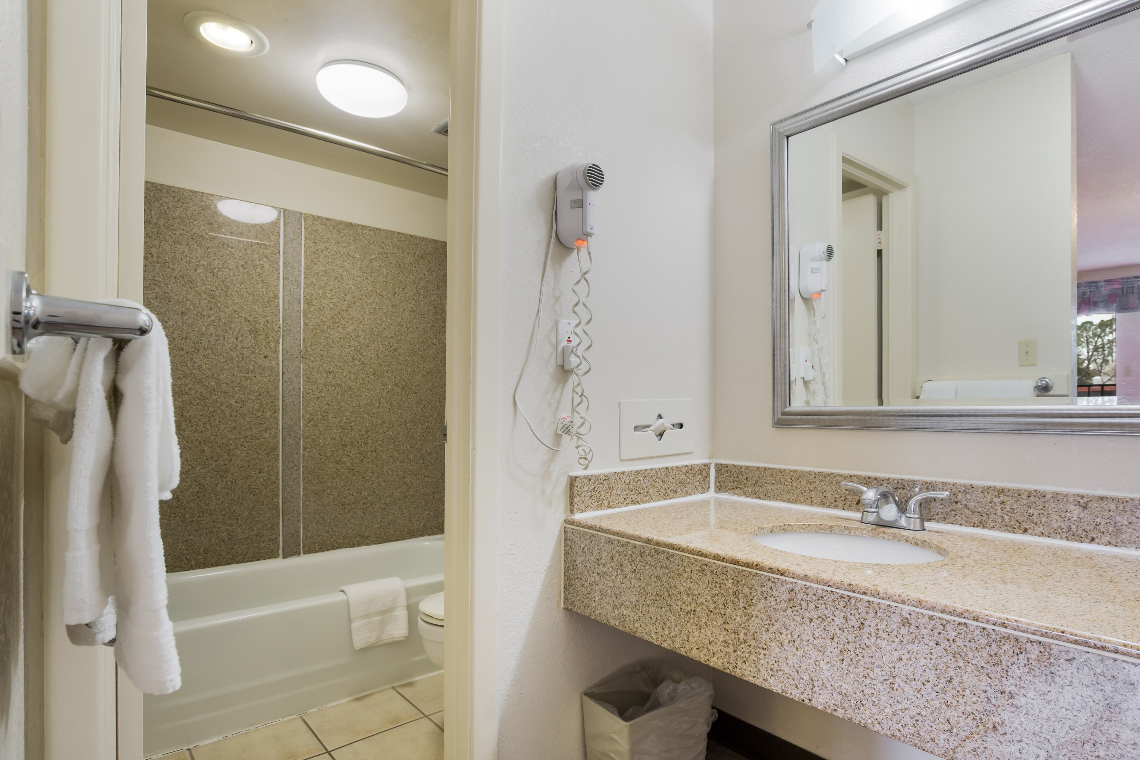 Econo Lodge Williamsburg Historic Area — 9