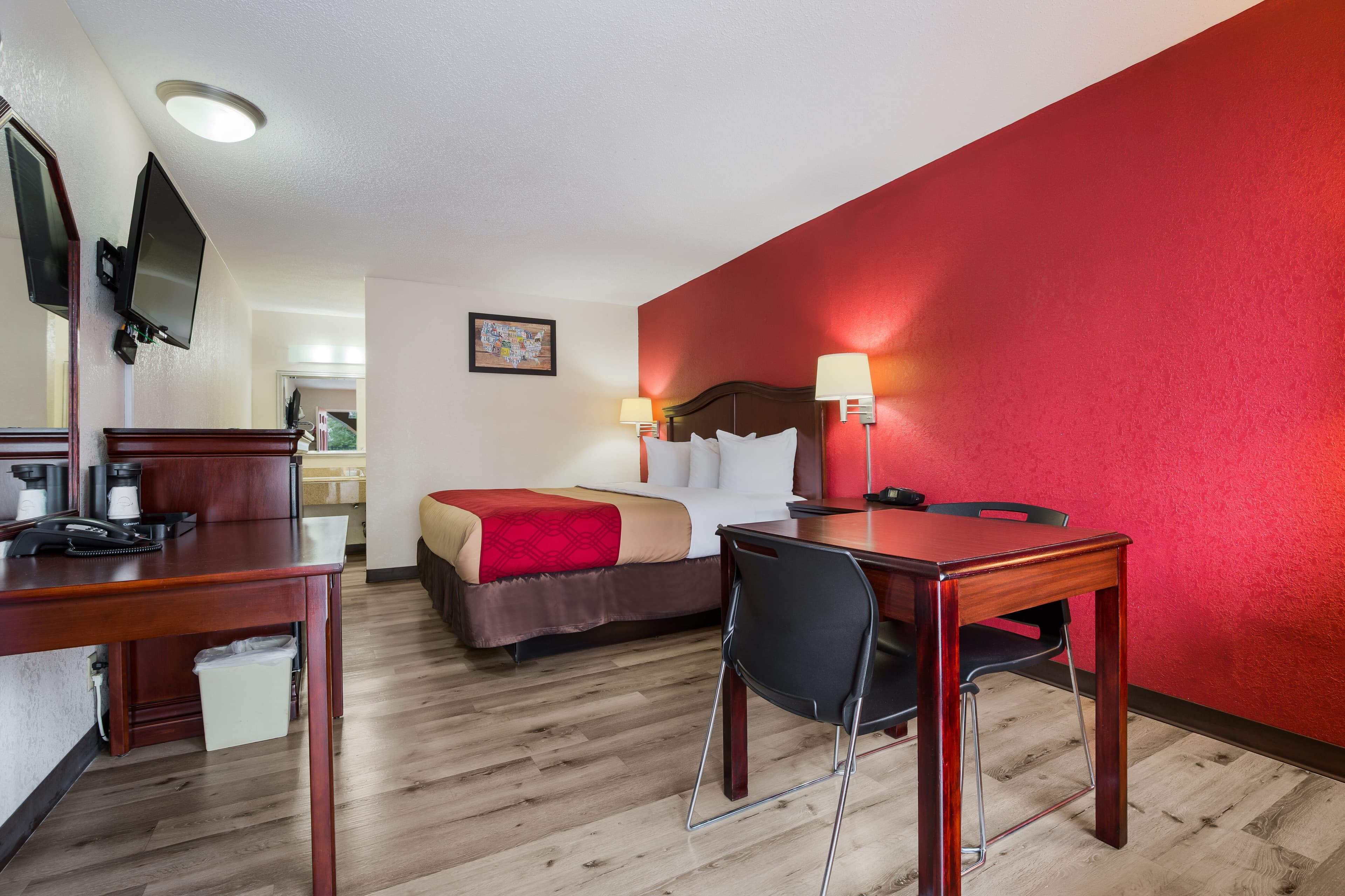 Econo Lodge Williamsburg Historic Area — 11