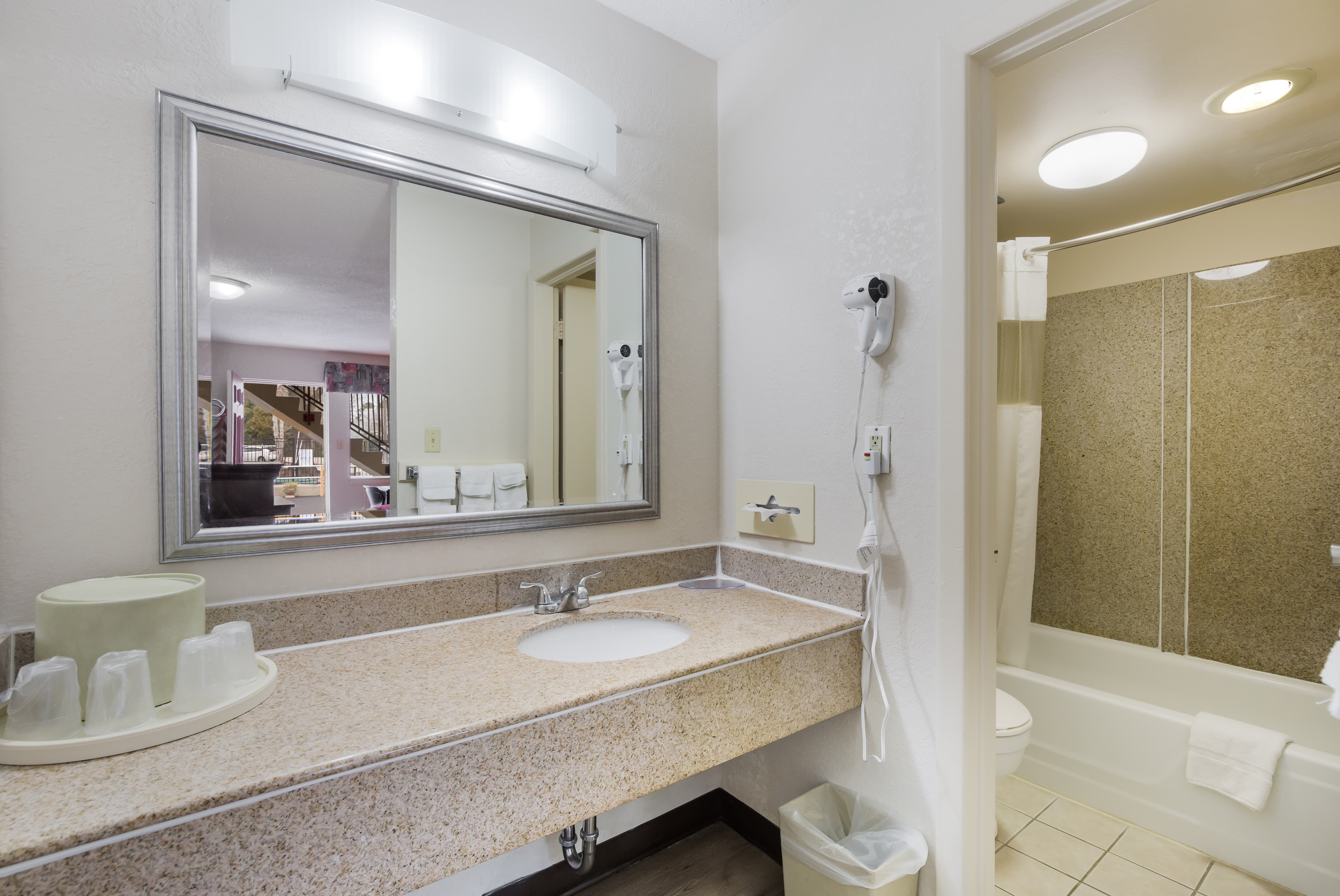 Econo Lodge Williamsburg Historic Area — 13