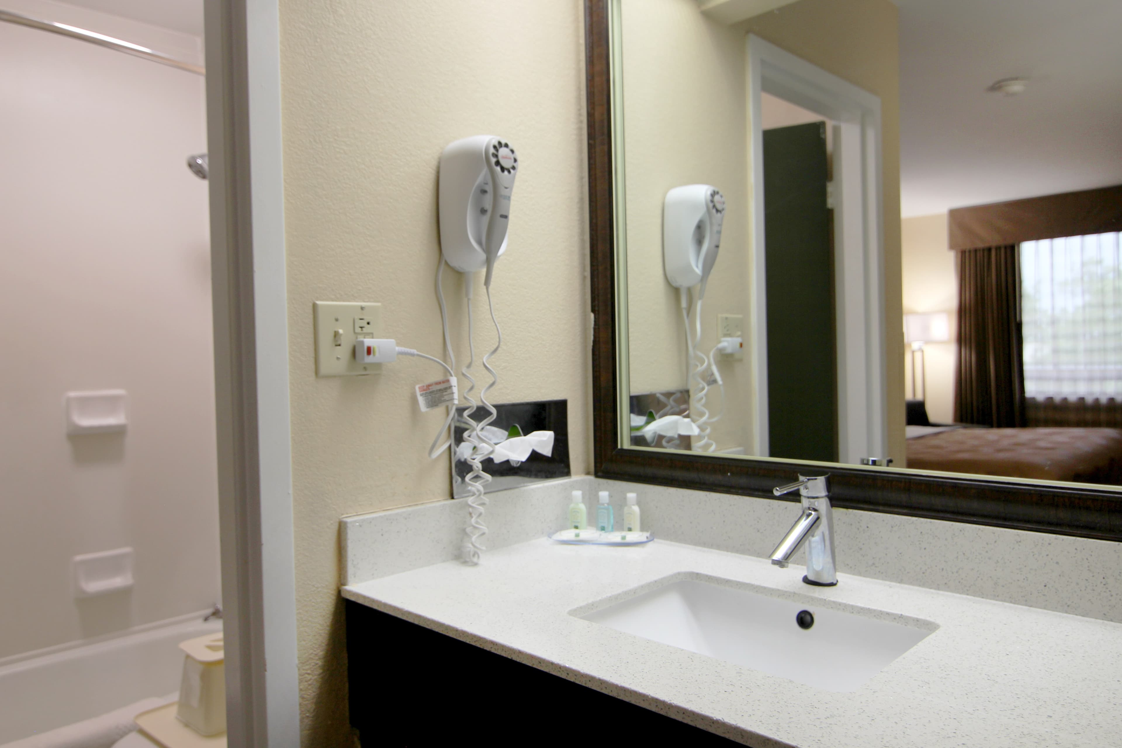 Quality Inn & Suites Franklin - Image 4