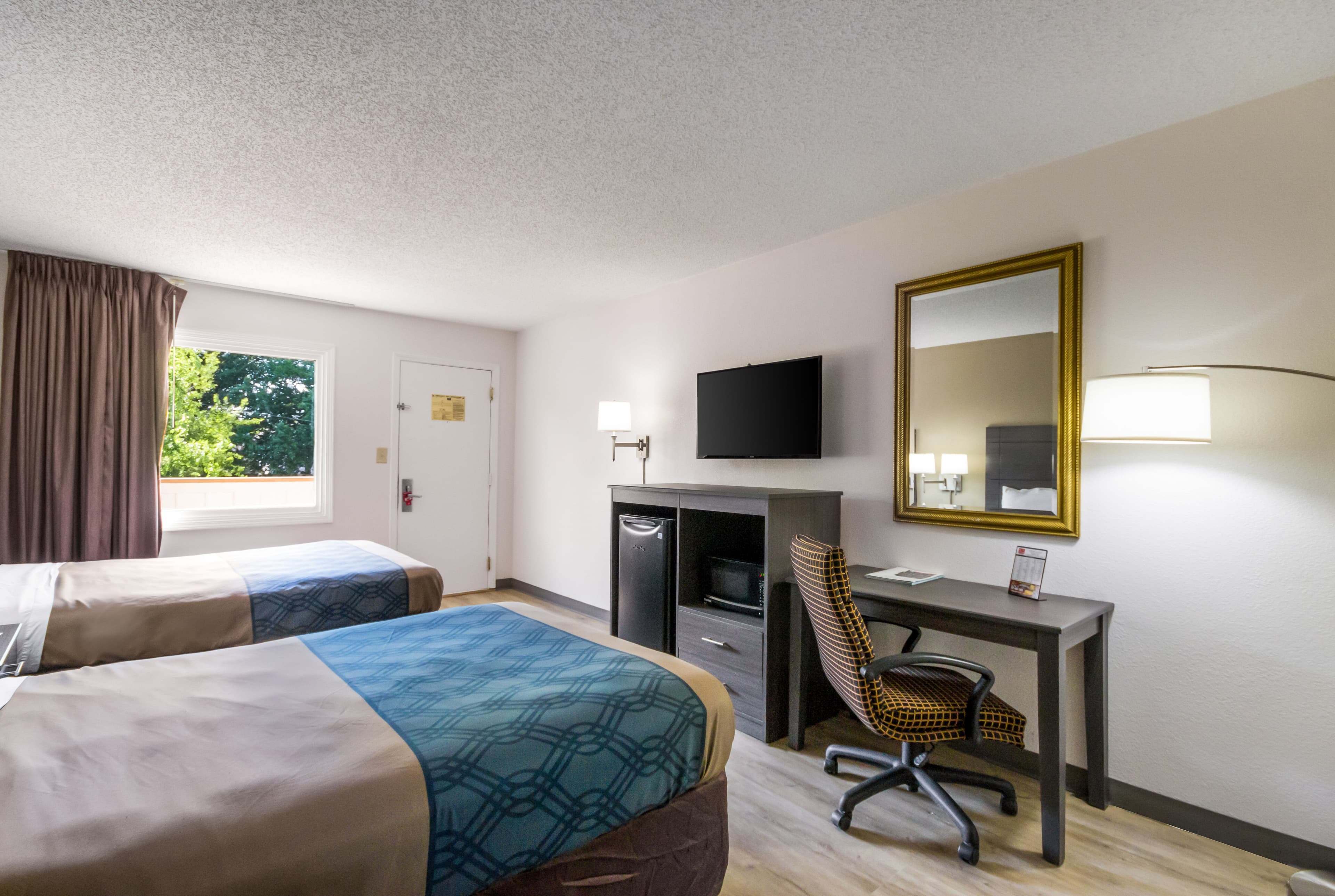 Econo Lodge Little Creek — 7