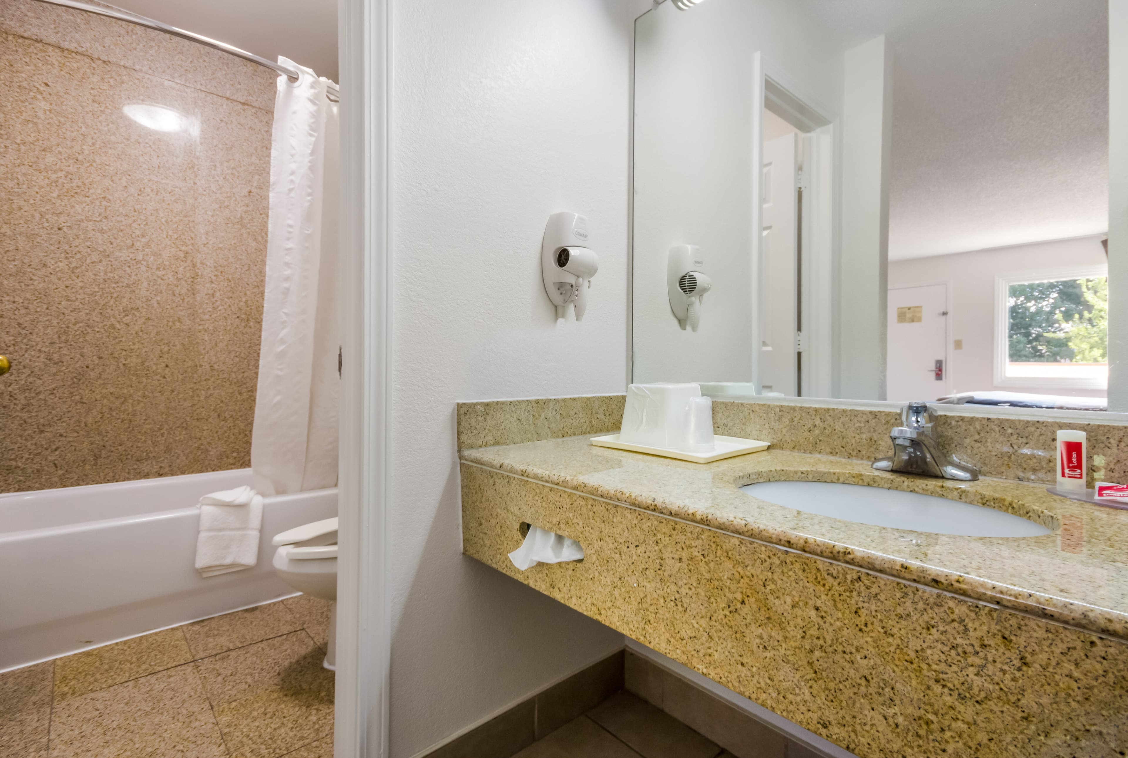 Econo Lodge Little Creek — 9