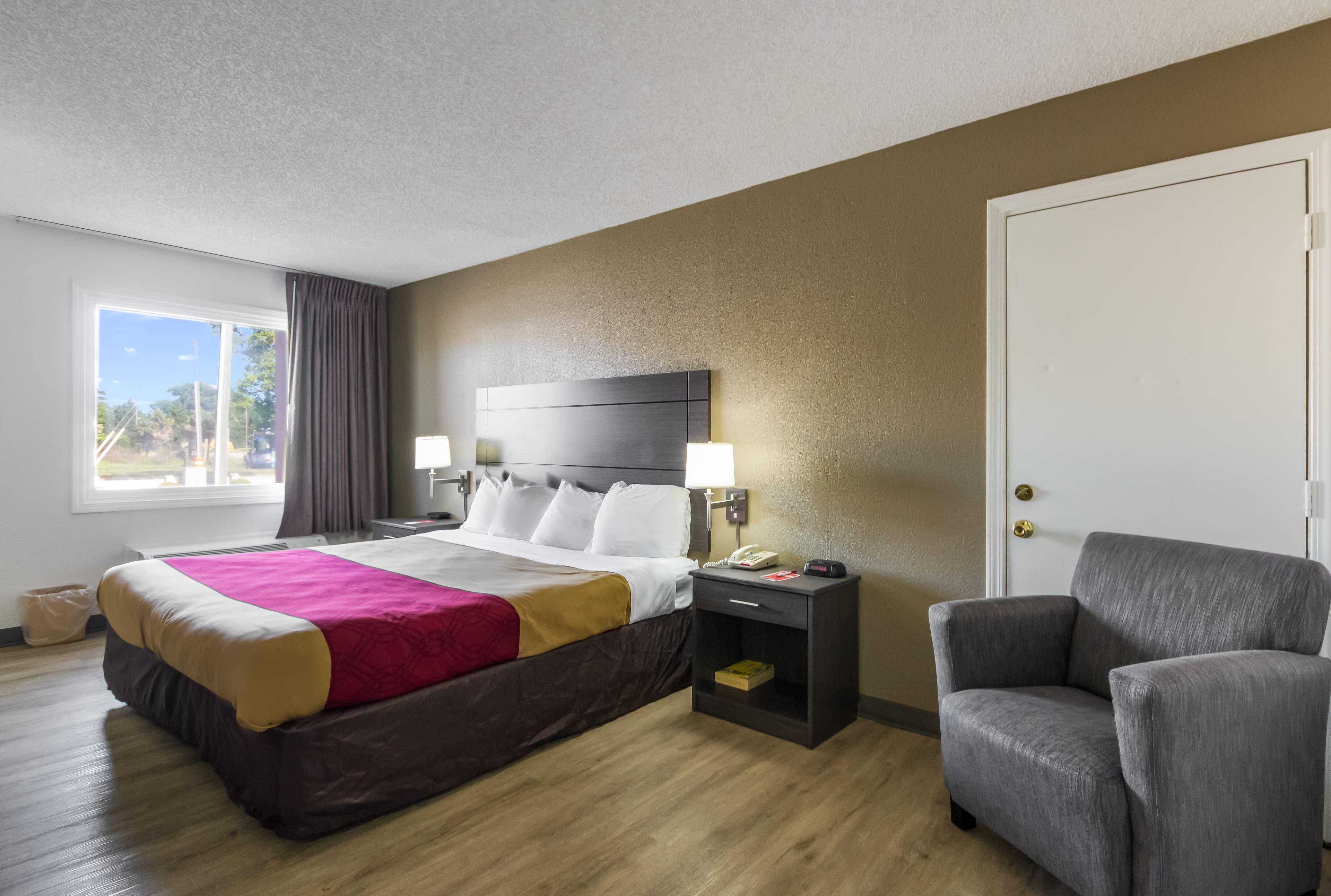 Econo Lodge Little Creek — 12