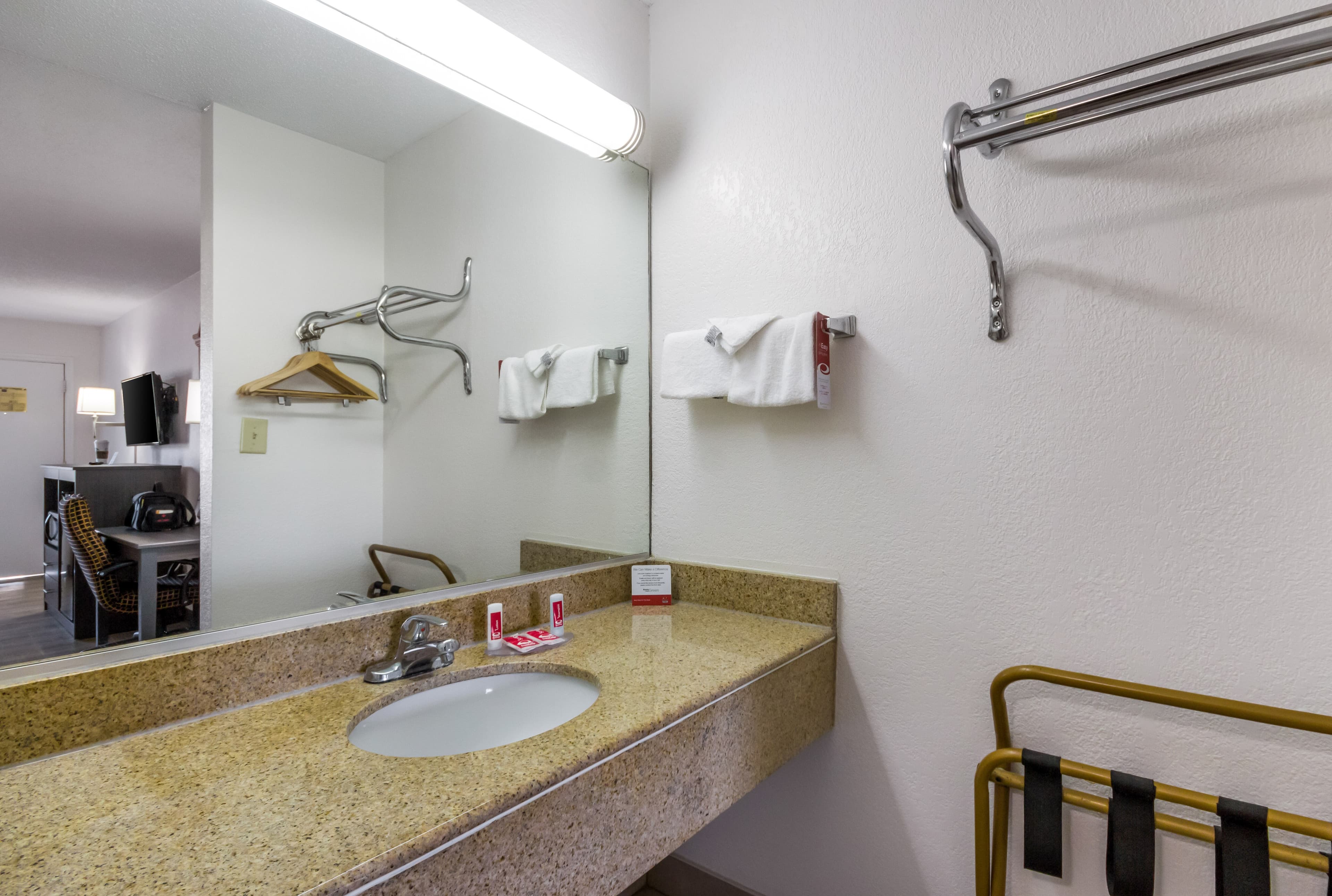 Econo Lodge Little Creek — 15