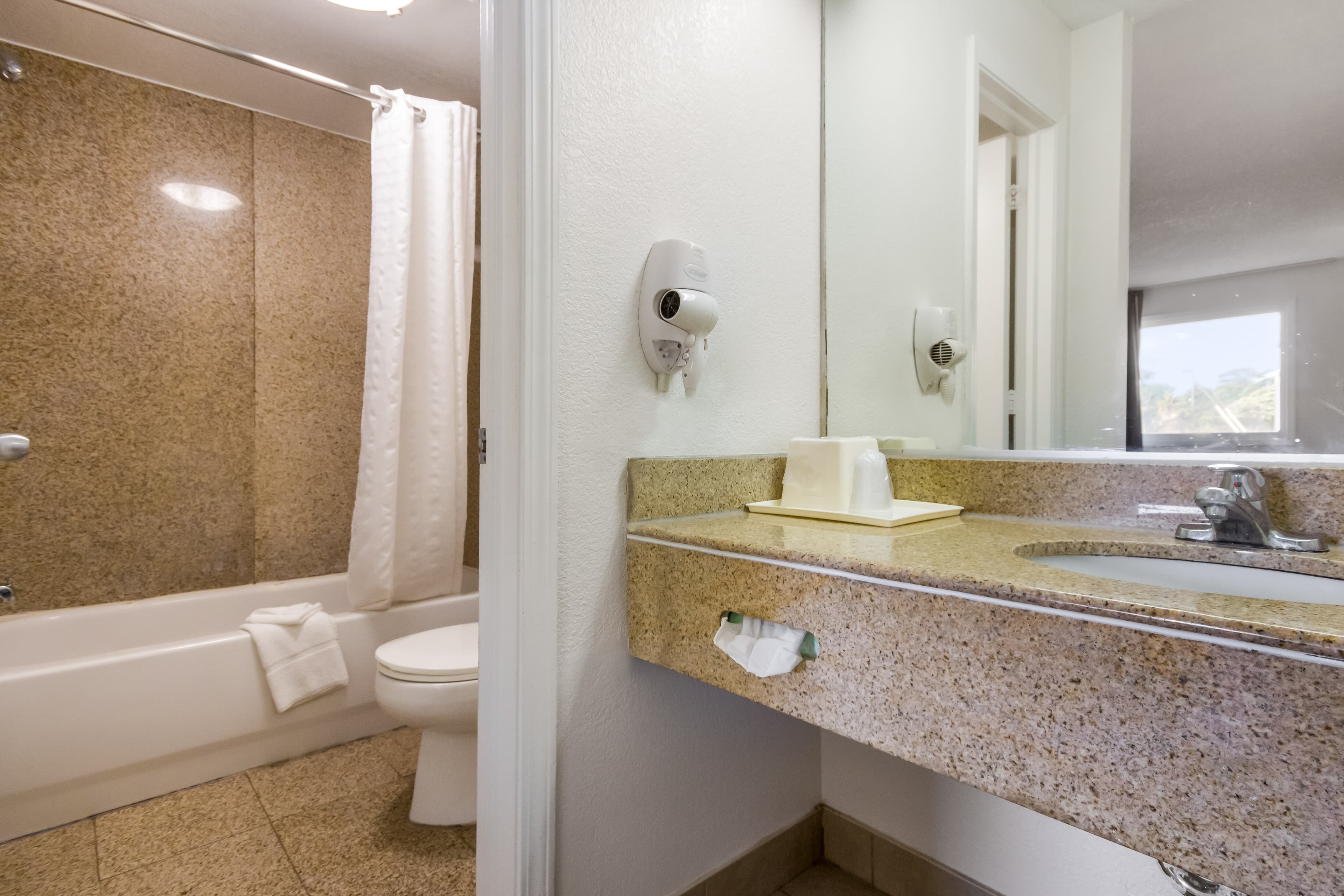 Econo Lodge Little Creek — 16