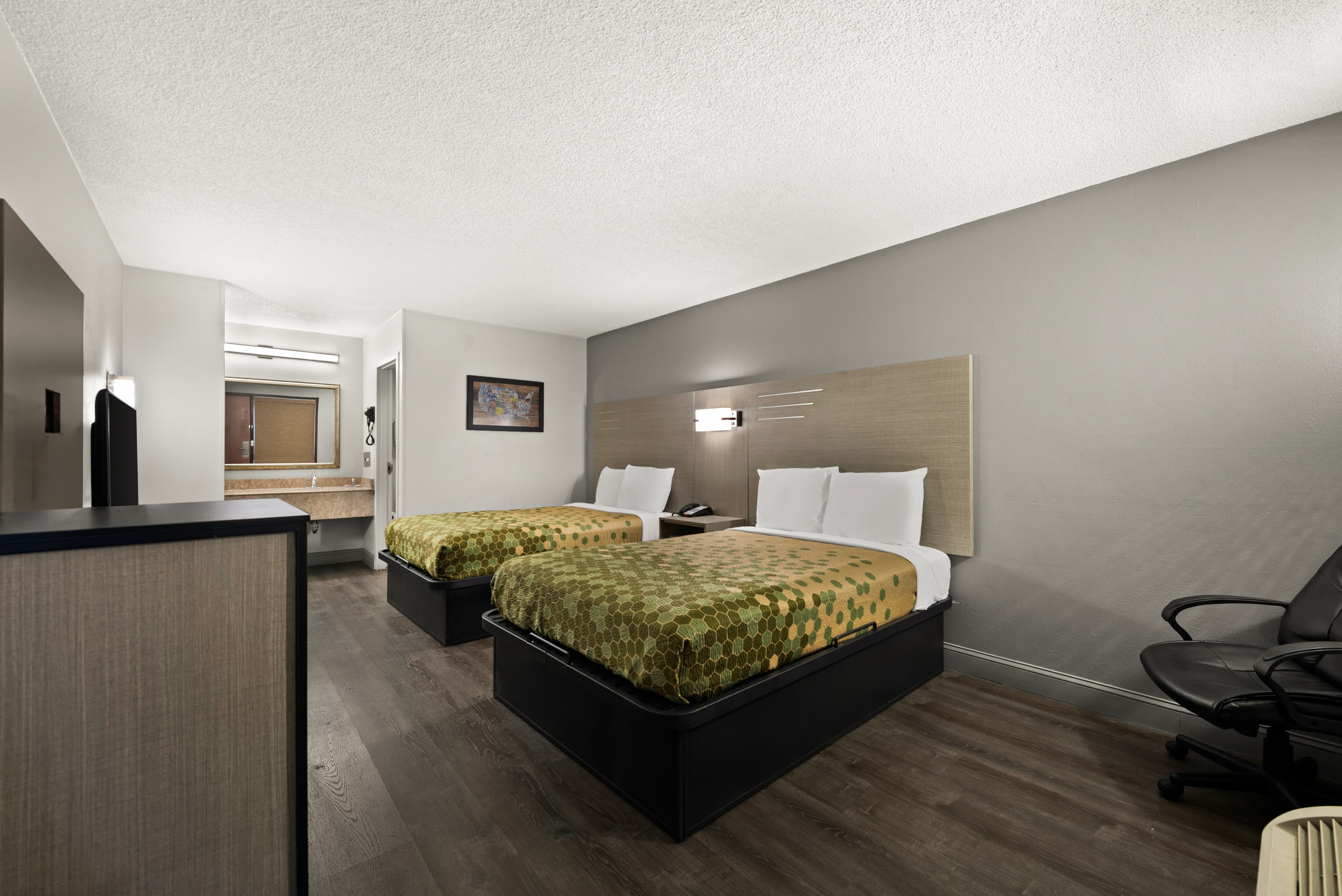 Econo Lodge - Image 2