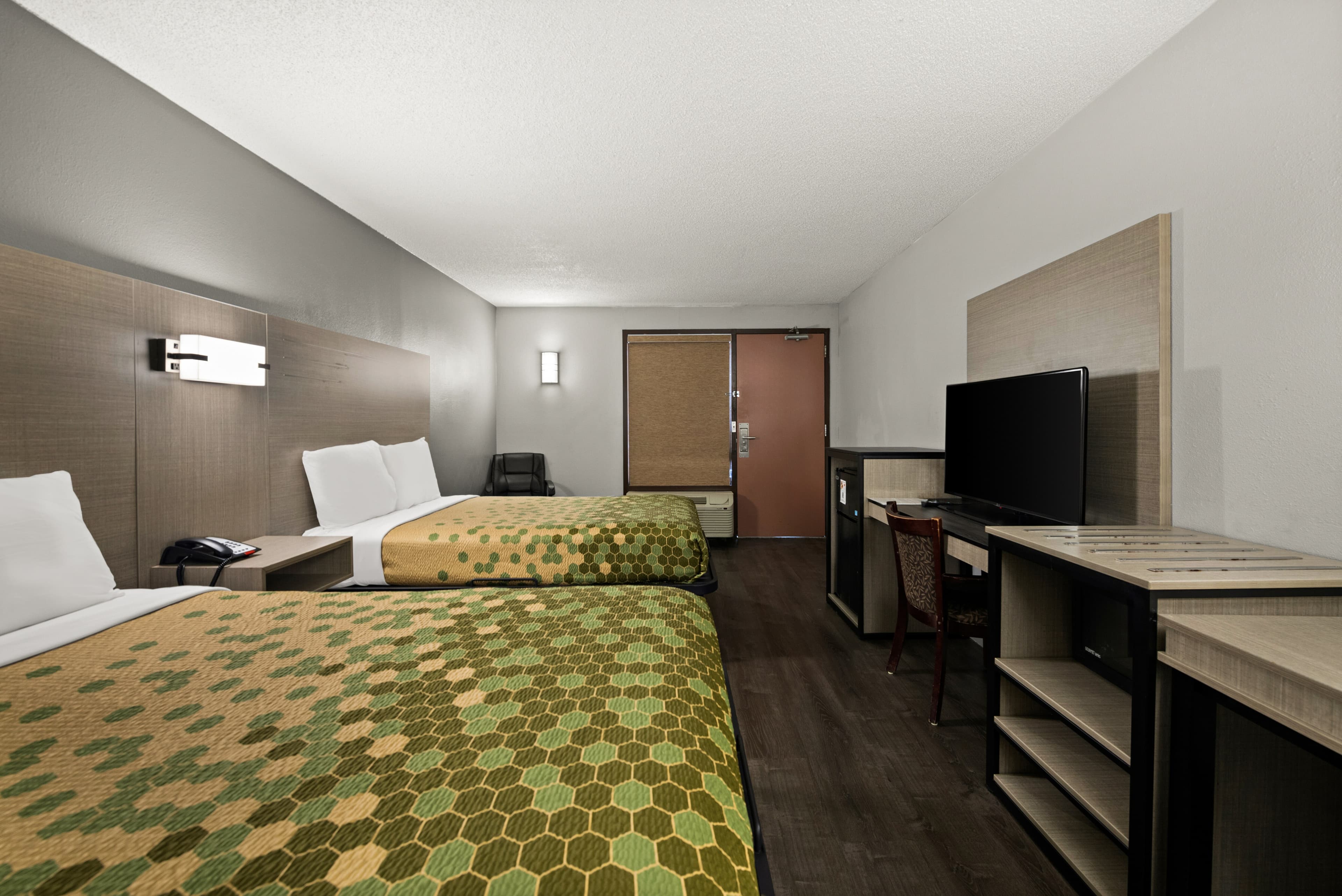 Econo Lodge - Image 4