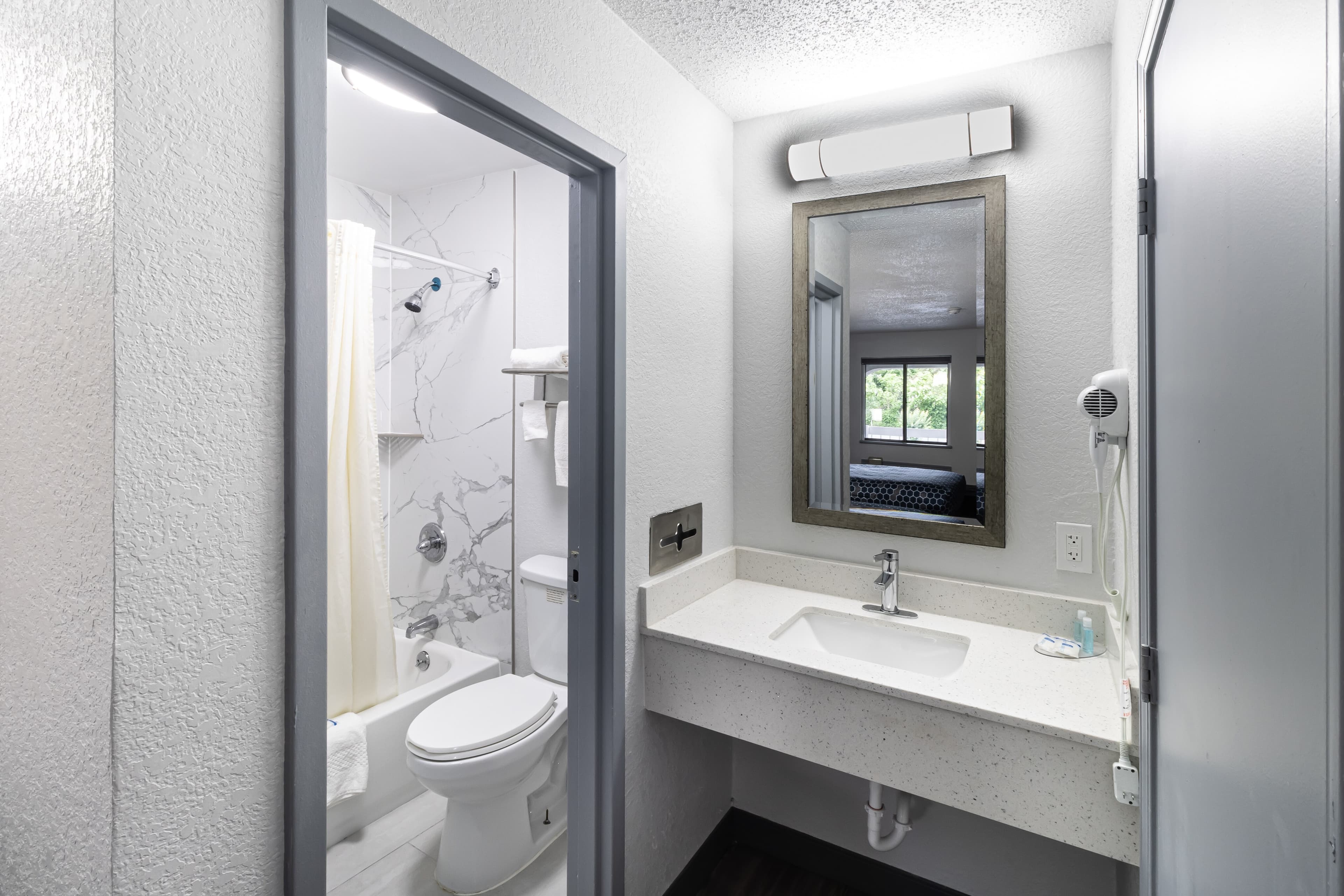 Rodeway Inn At Fort Lee - Image 3