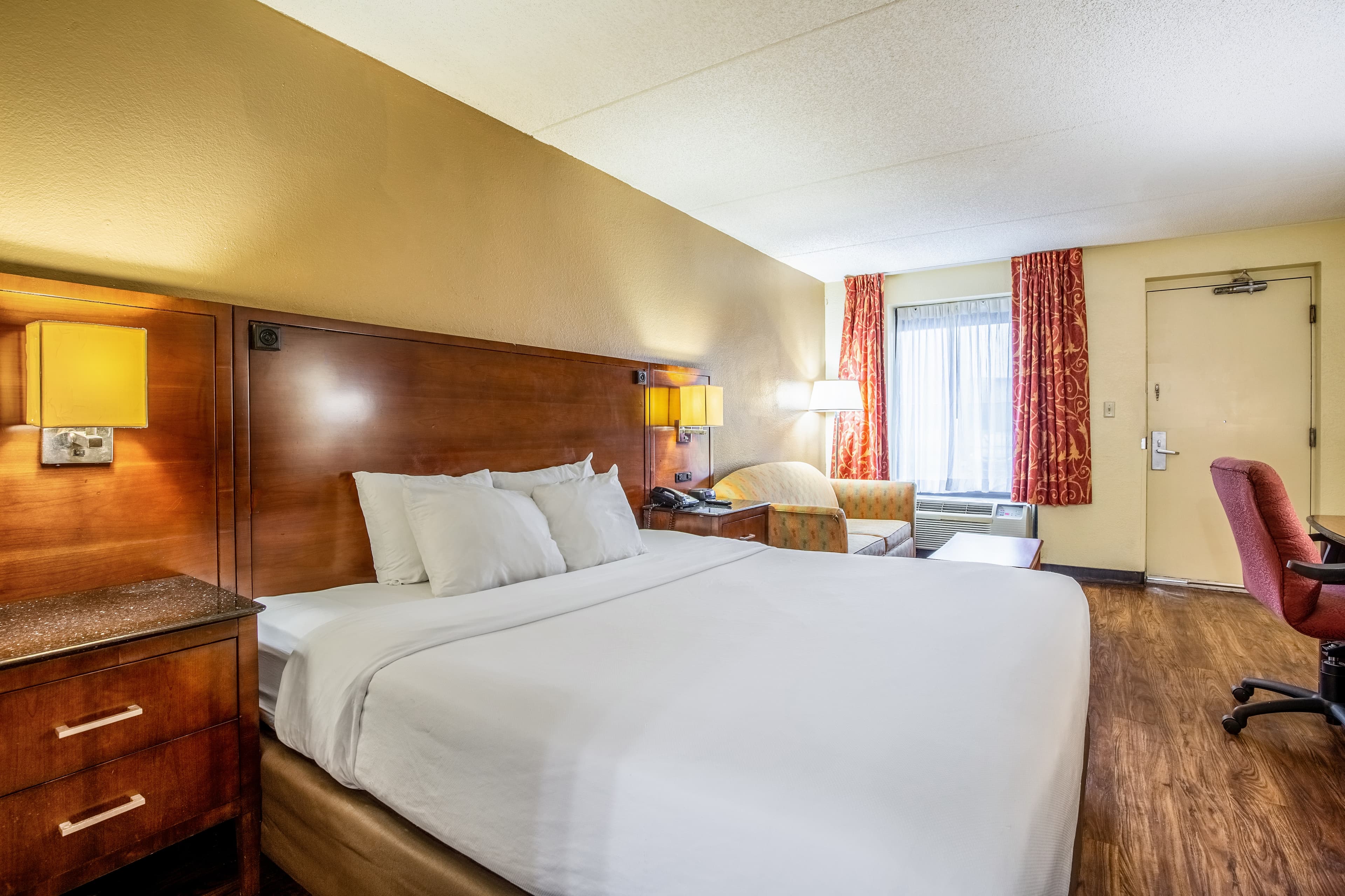 Econo Lodge Naval Station Norfolk — 8