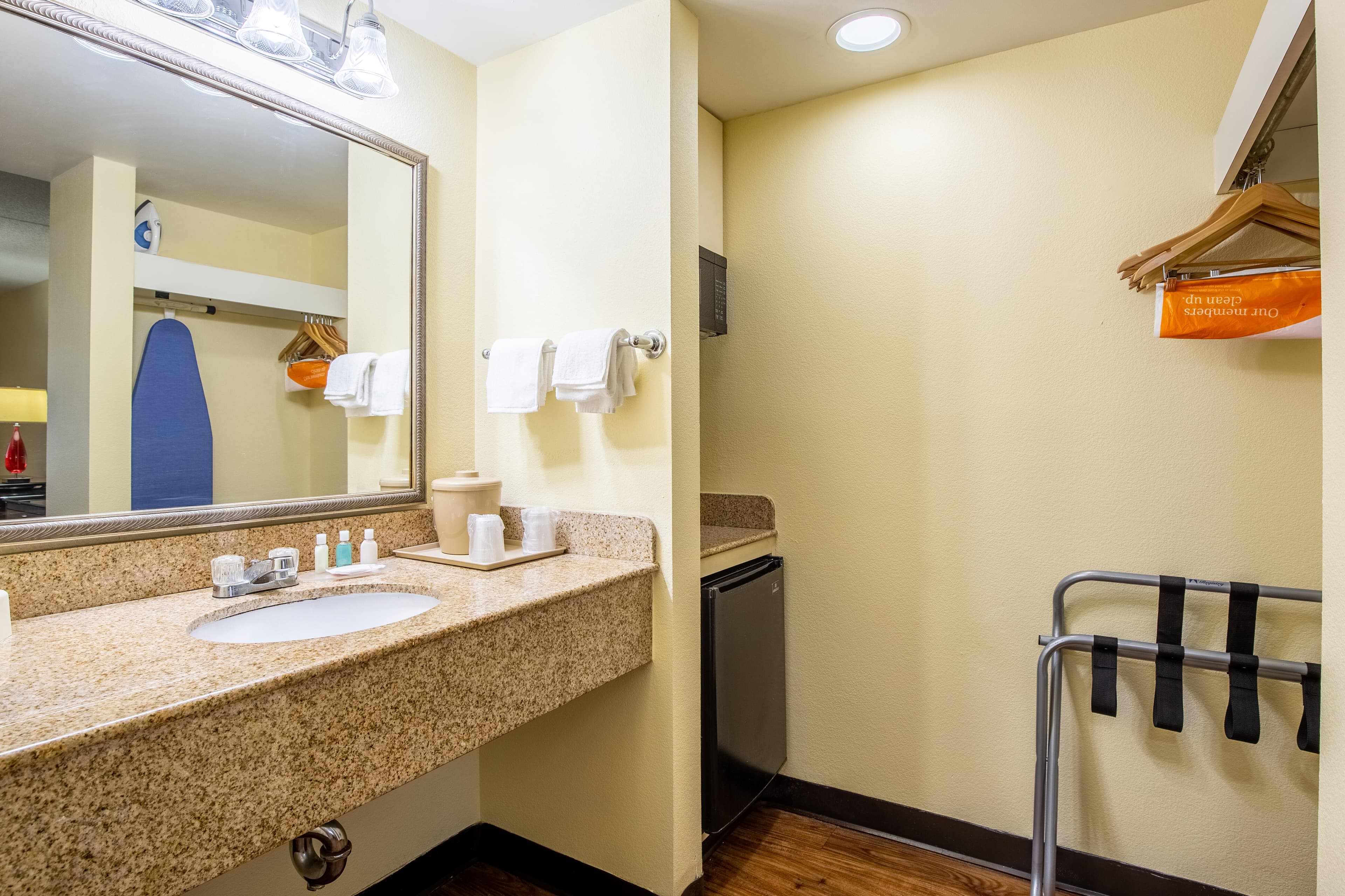 Econo Lodge Naval Station Norfolk - Image 4