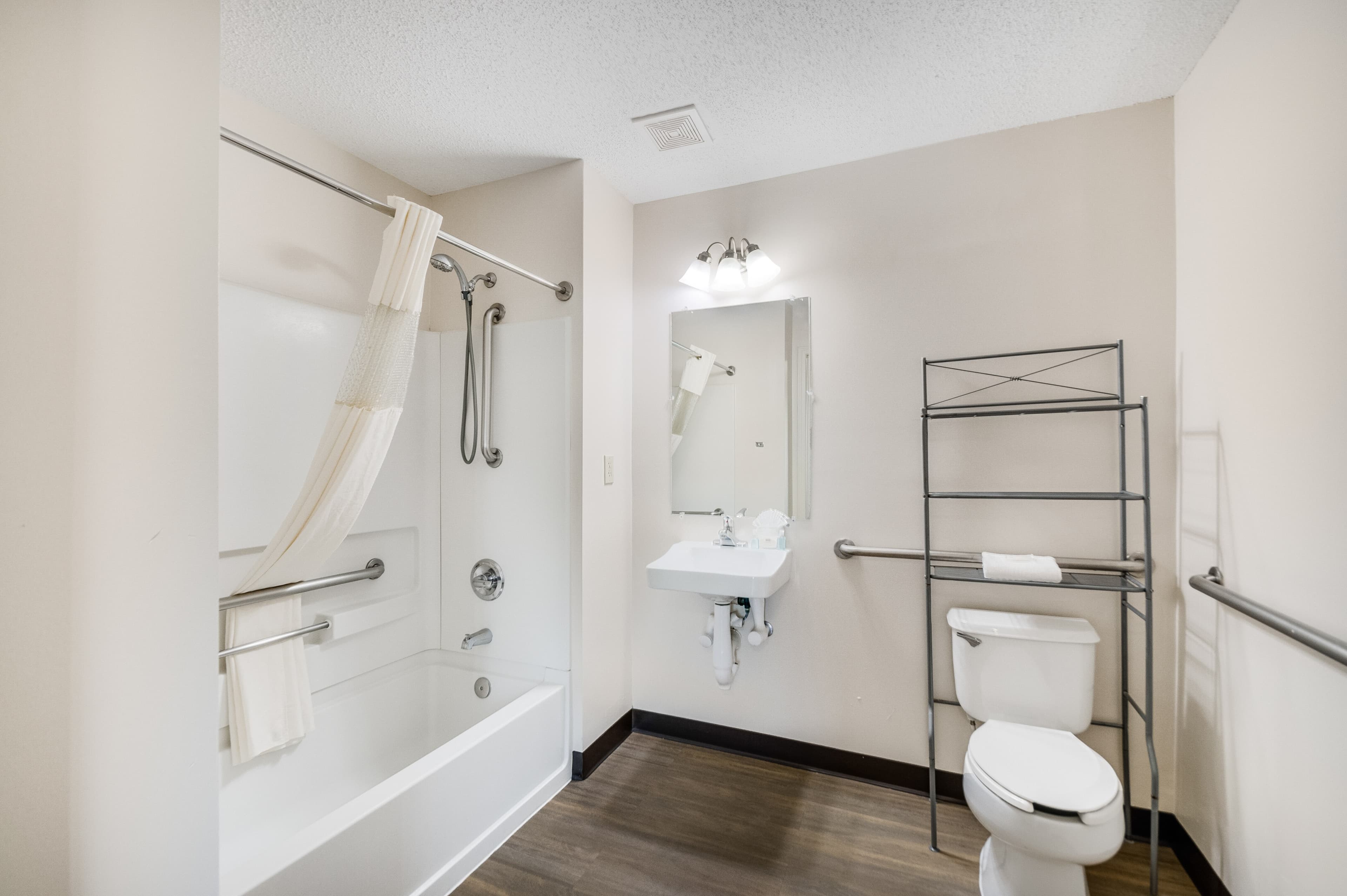Suburban Studios Sterling - Washington Dulles - Image 3