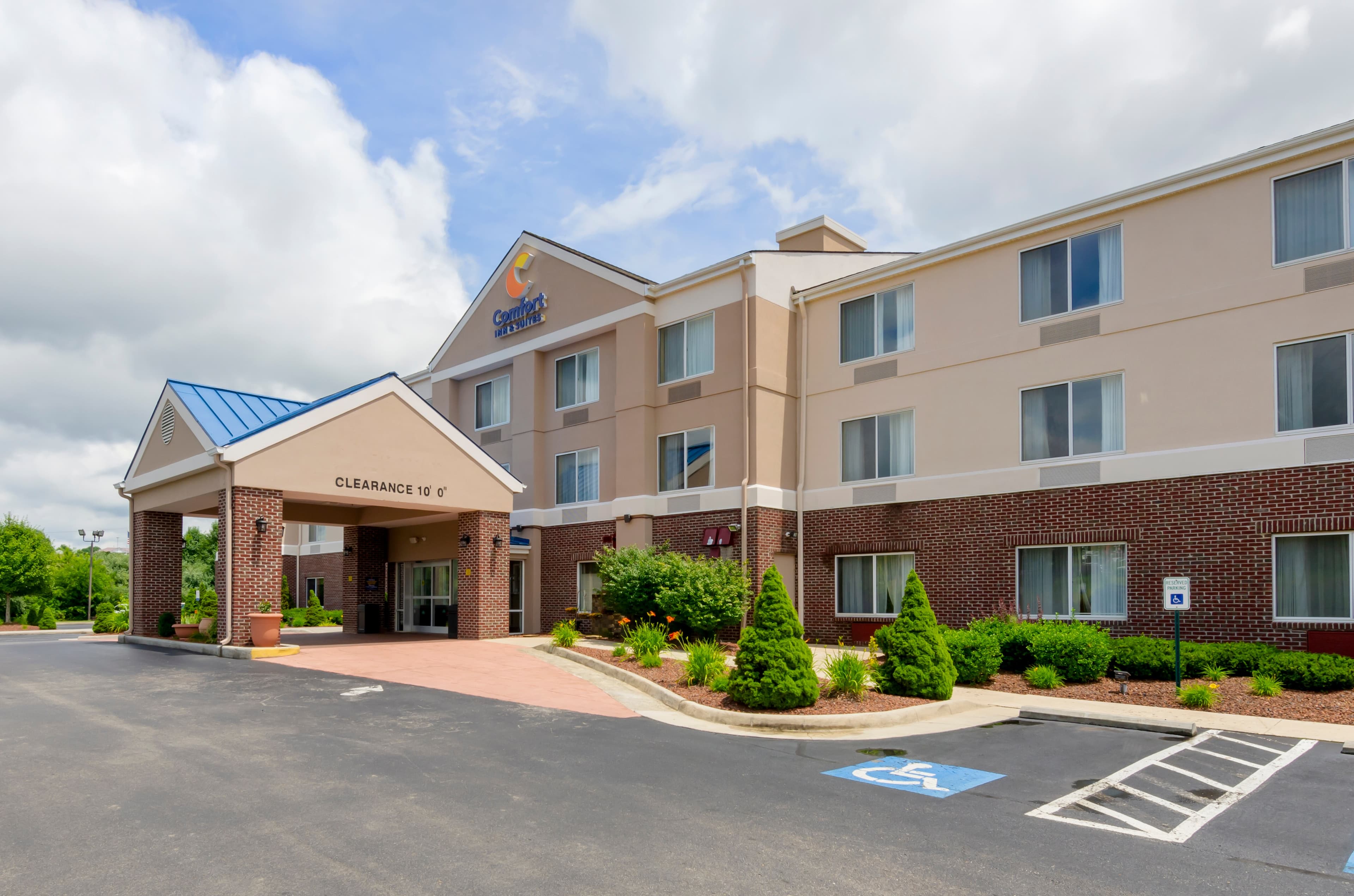 Comfort Inn & Suites Hillsville I-77 - Image 1