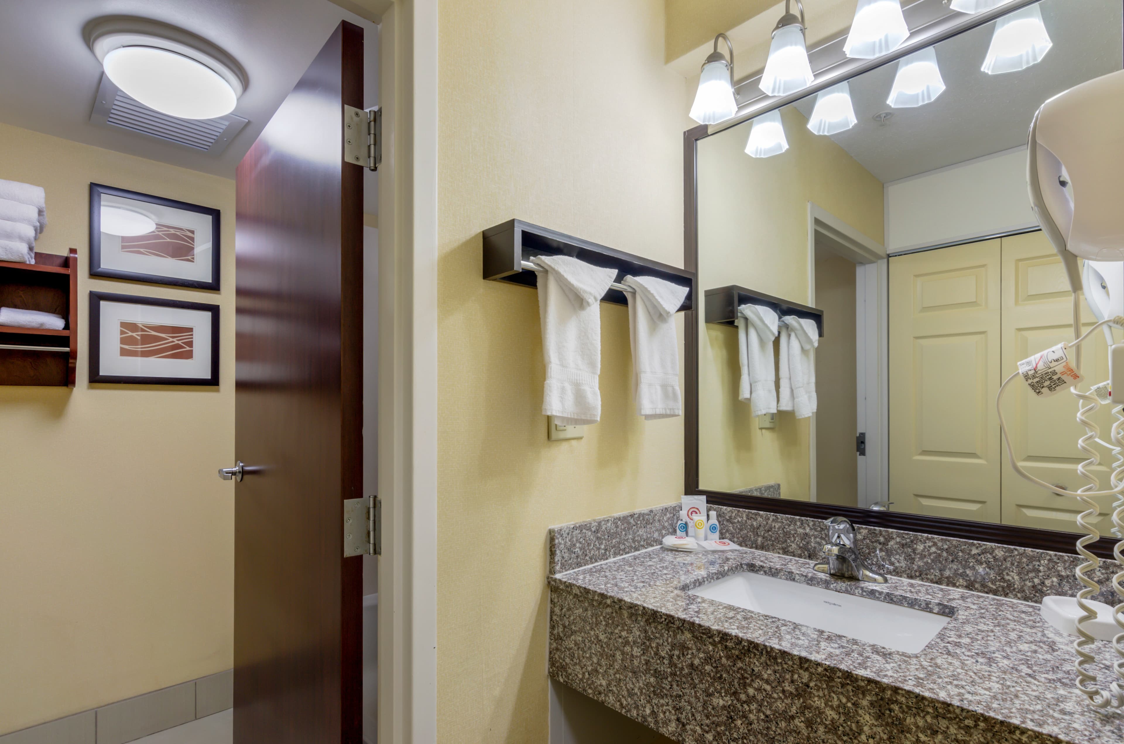 Comfort Inn & Suites Hillsville I-77 - Image 5