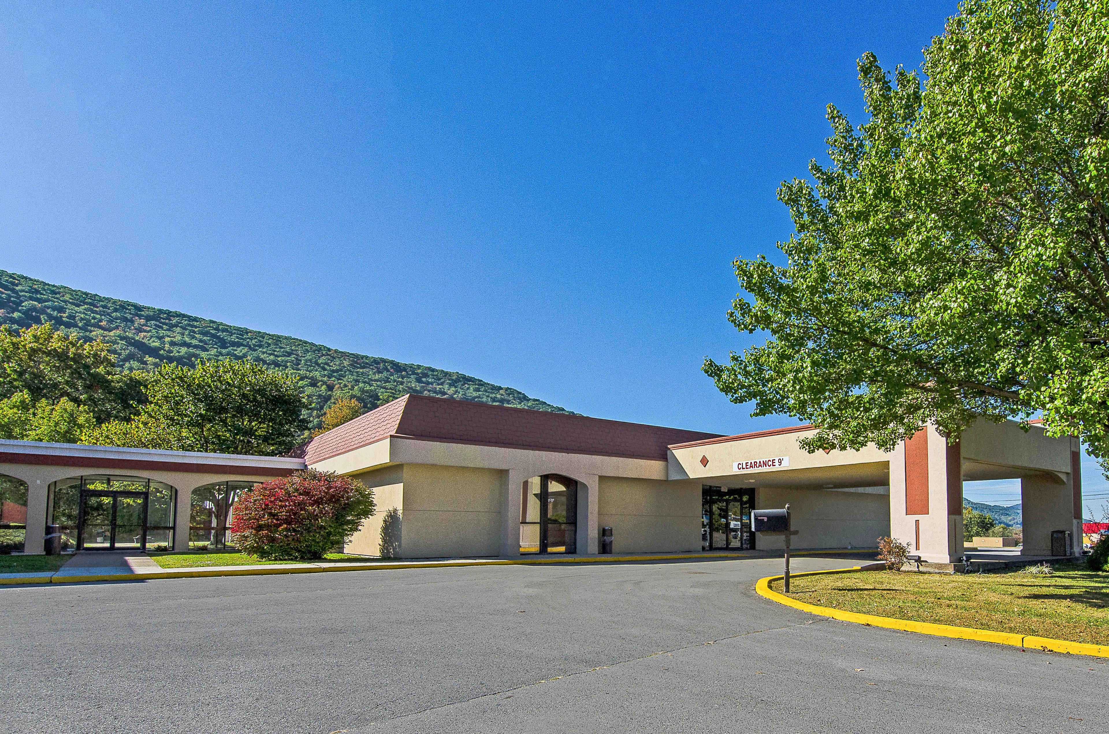 Econo Lodge Inn & Suites Norton - Wise South - Image 1
