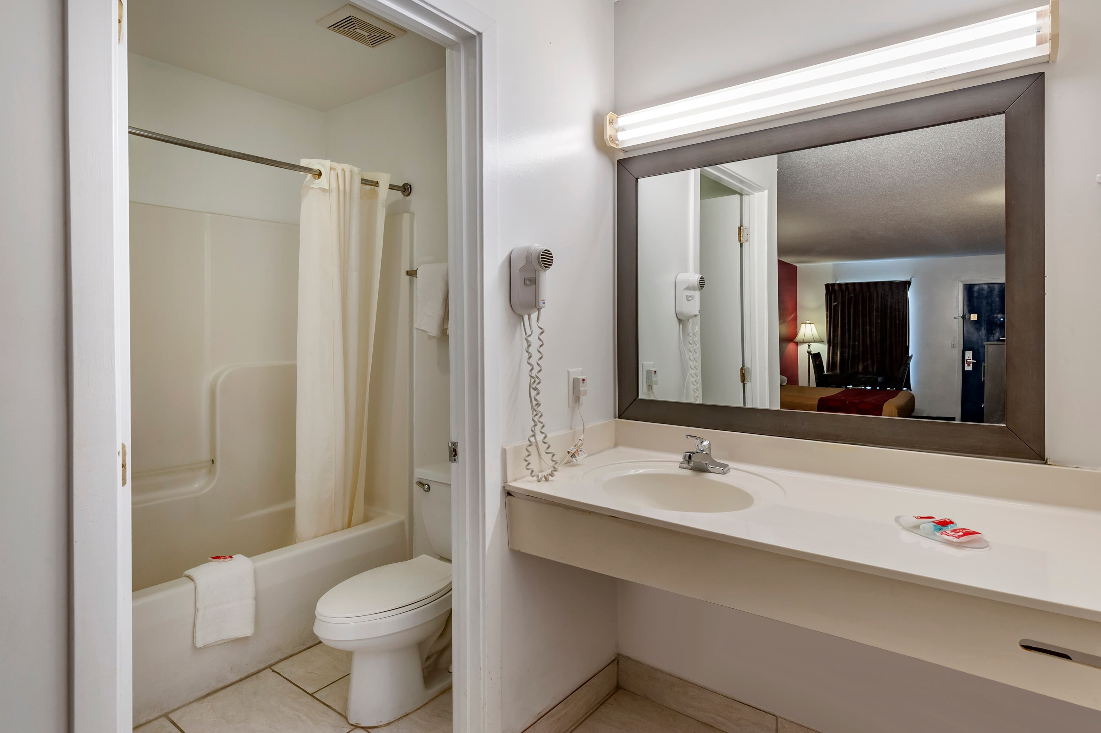Econo Lodge Ruther Glen — 35