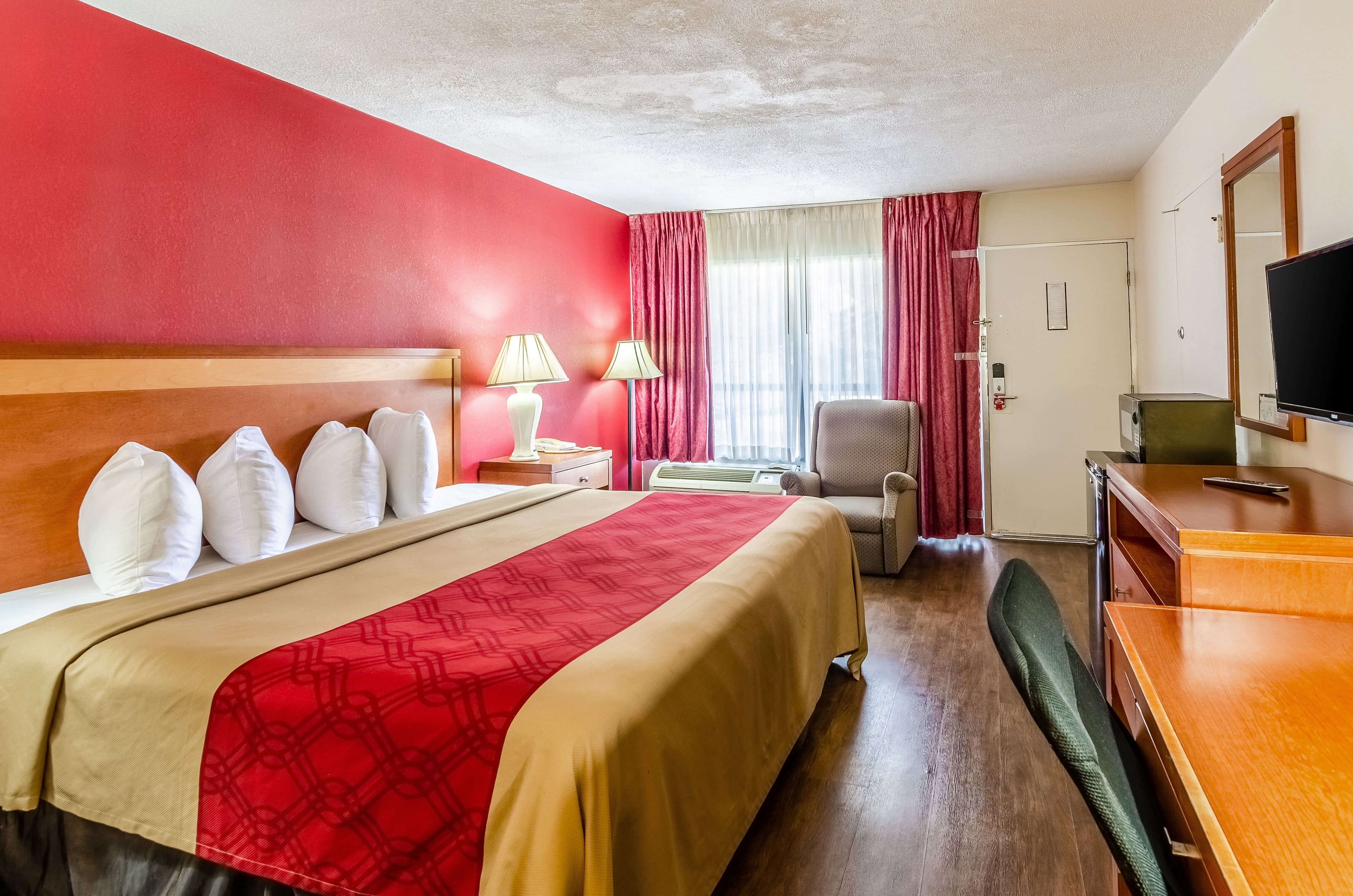 Econo Lodge Martinsville - Image 4