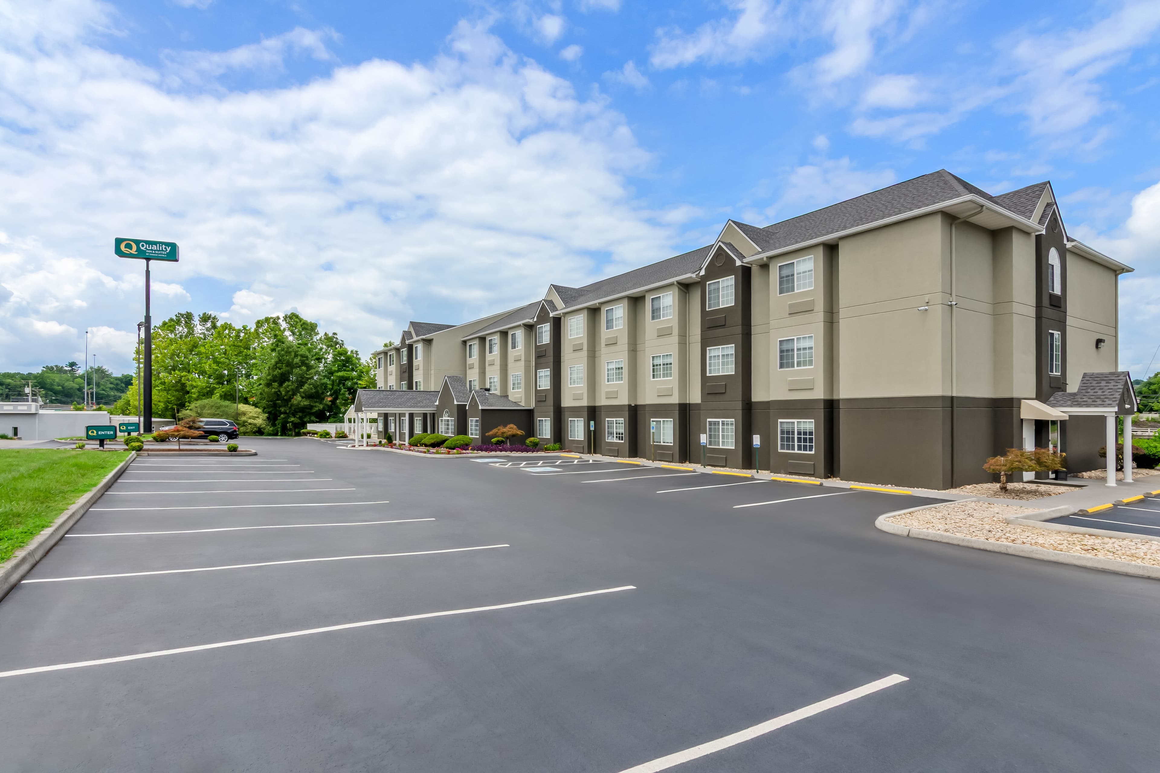Quality Inn & Suites Bristol North - Image 1