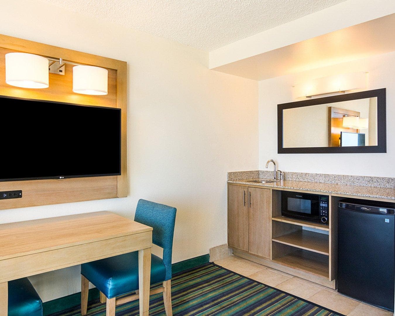 Comfort Suites Beachfront - Image 5