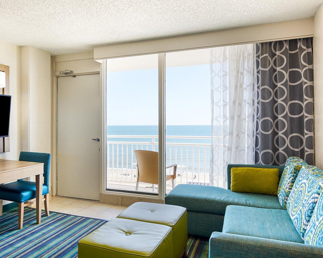 Comfort Suites Beachfront - Image 1