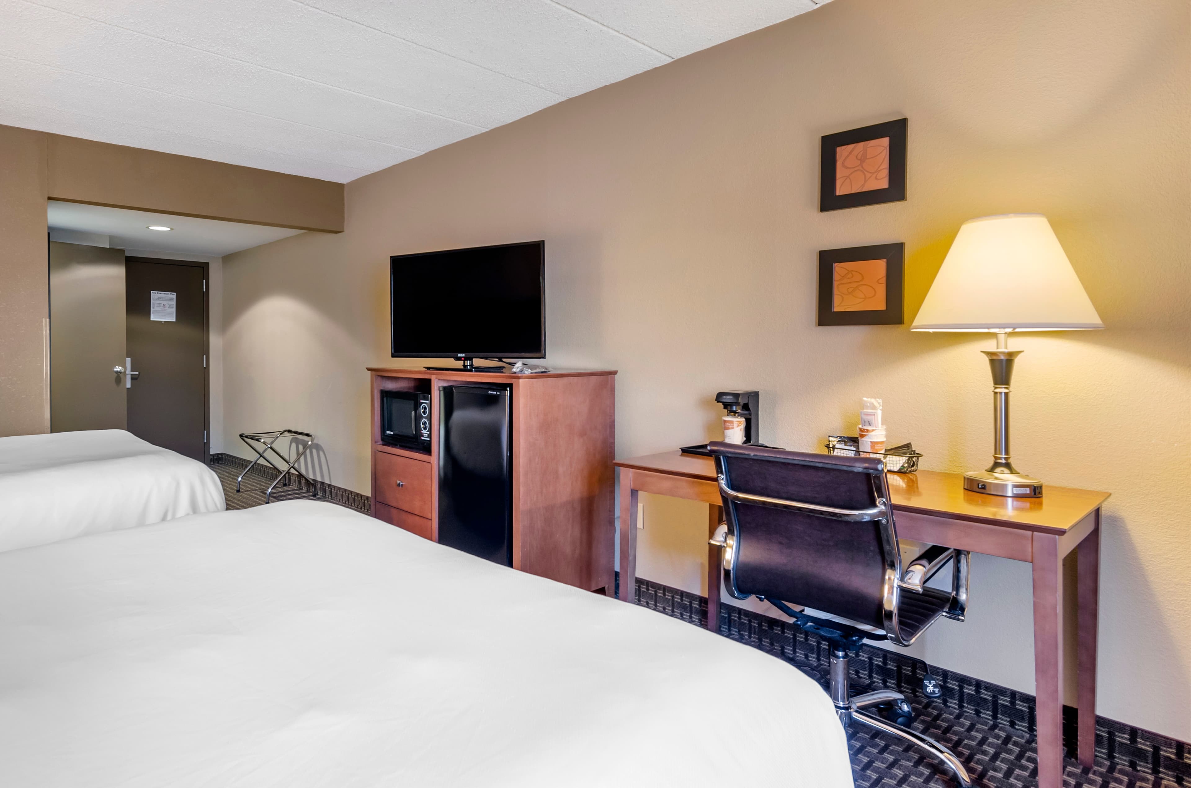 Comfort Inn & Suites Raphine - Lexington near I-81 and I-64 - Image 3