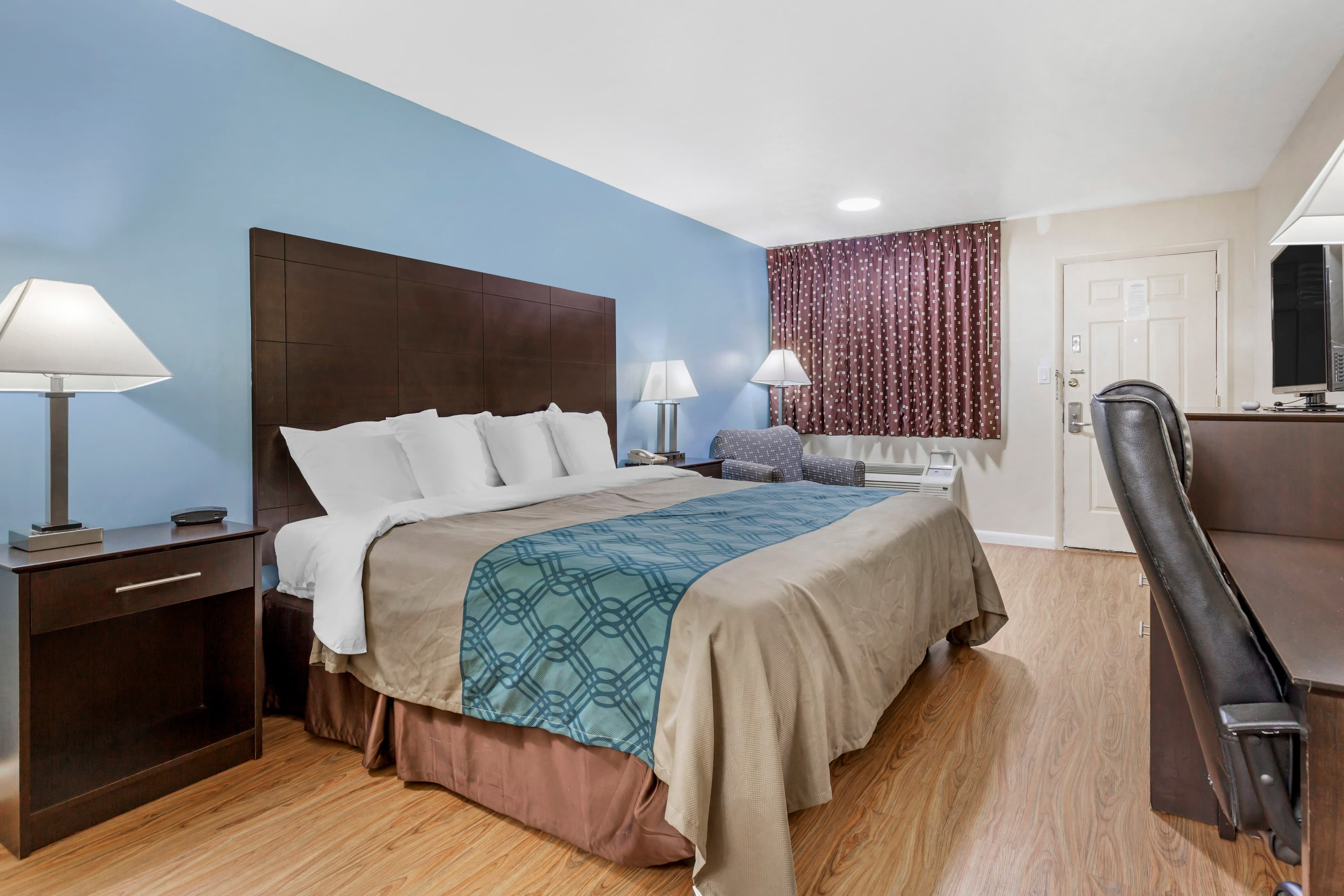 Econo Lodge Woodstock - Shenandoah Valley I-81 — 17