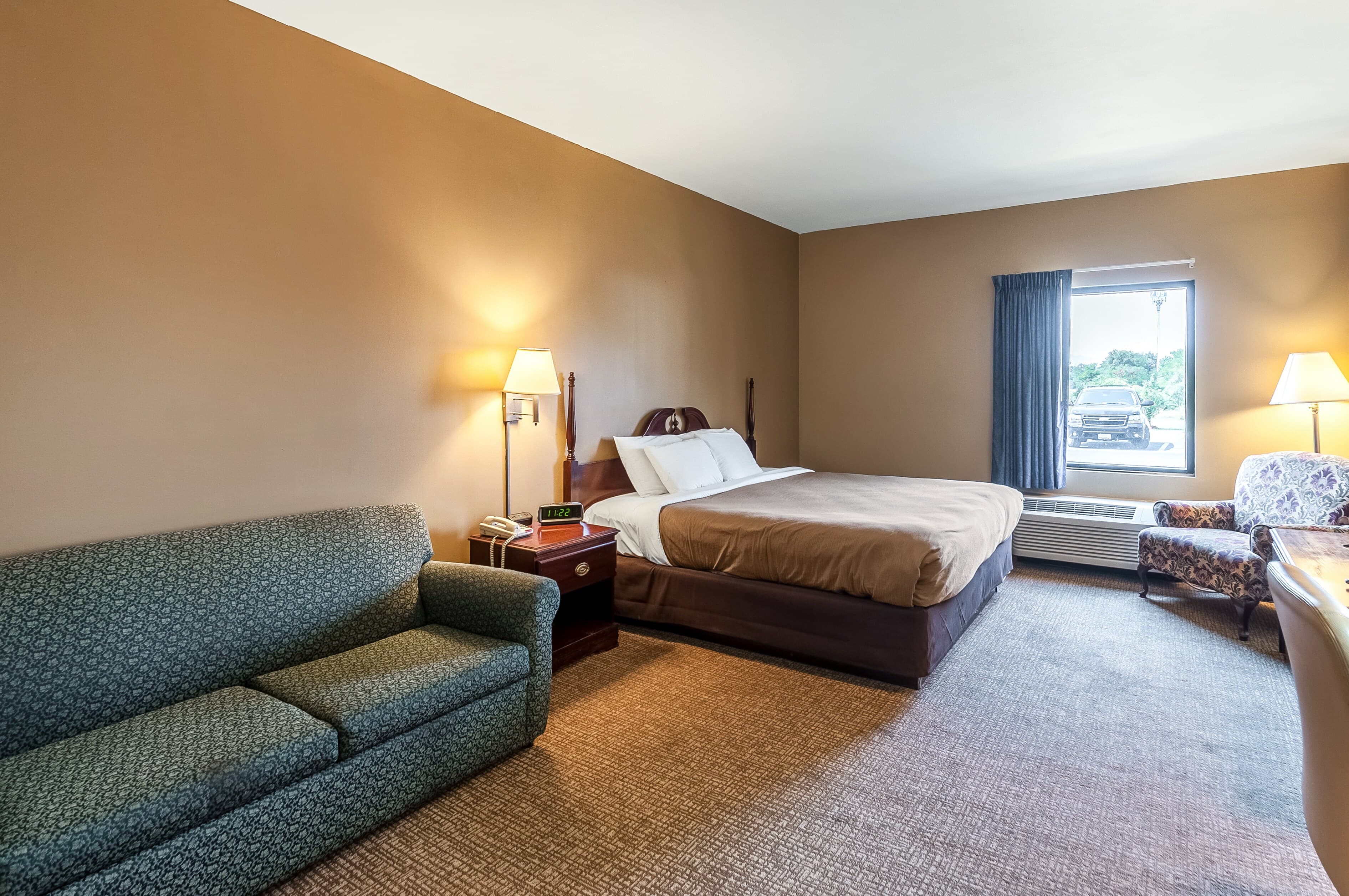 Econo Lodge Inn & Suites Middletown - Winchester South - Image 2