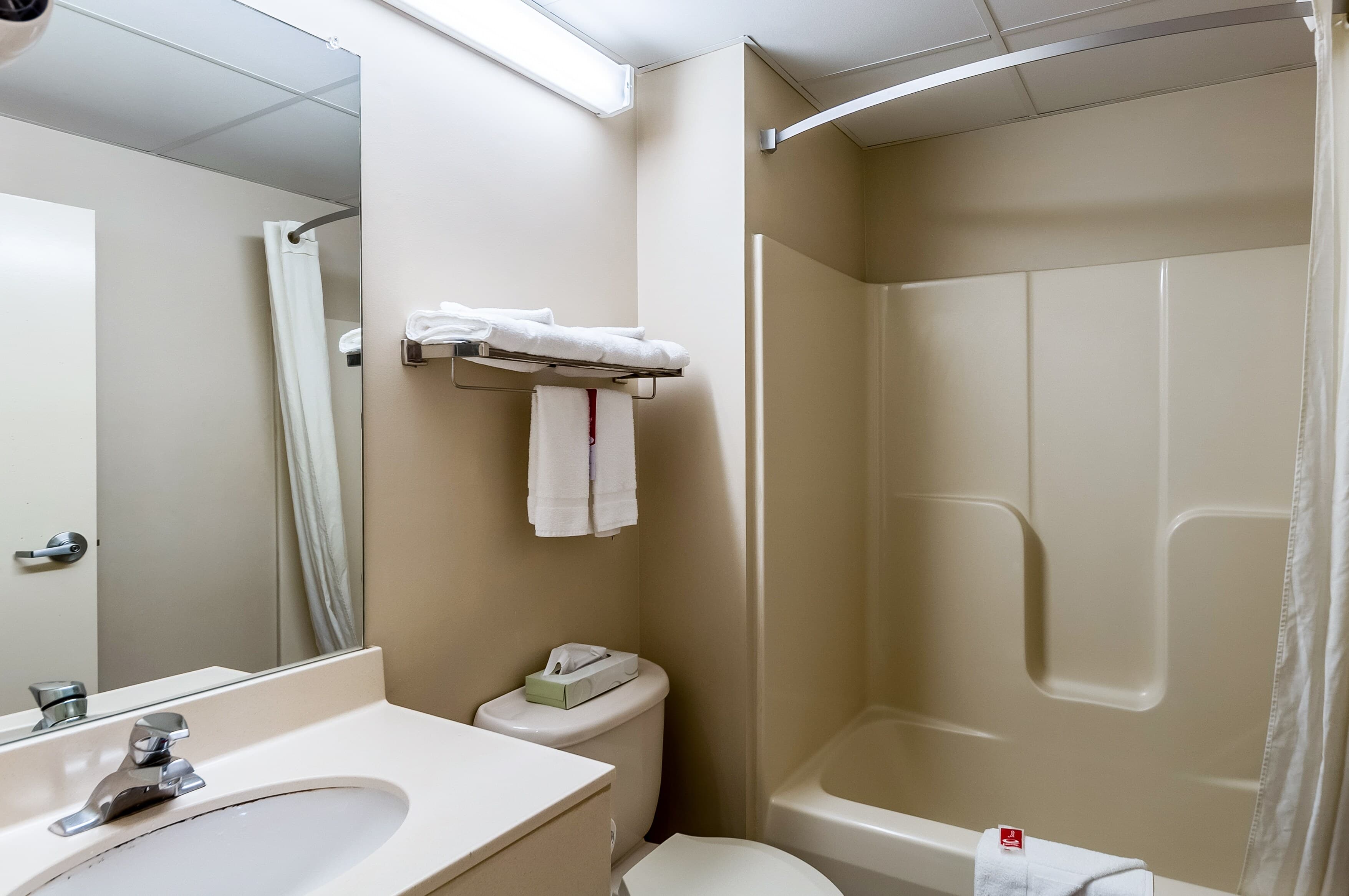 Econo Lodge Inn & Suites Middletown - Winchester South — 7