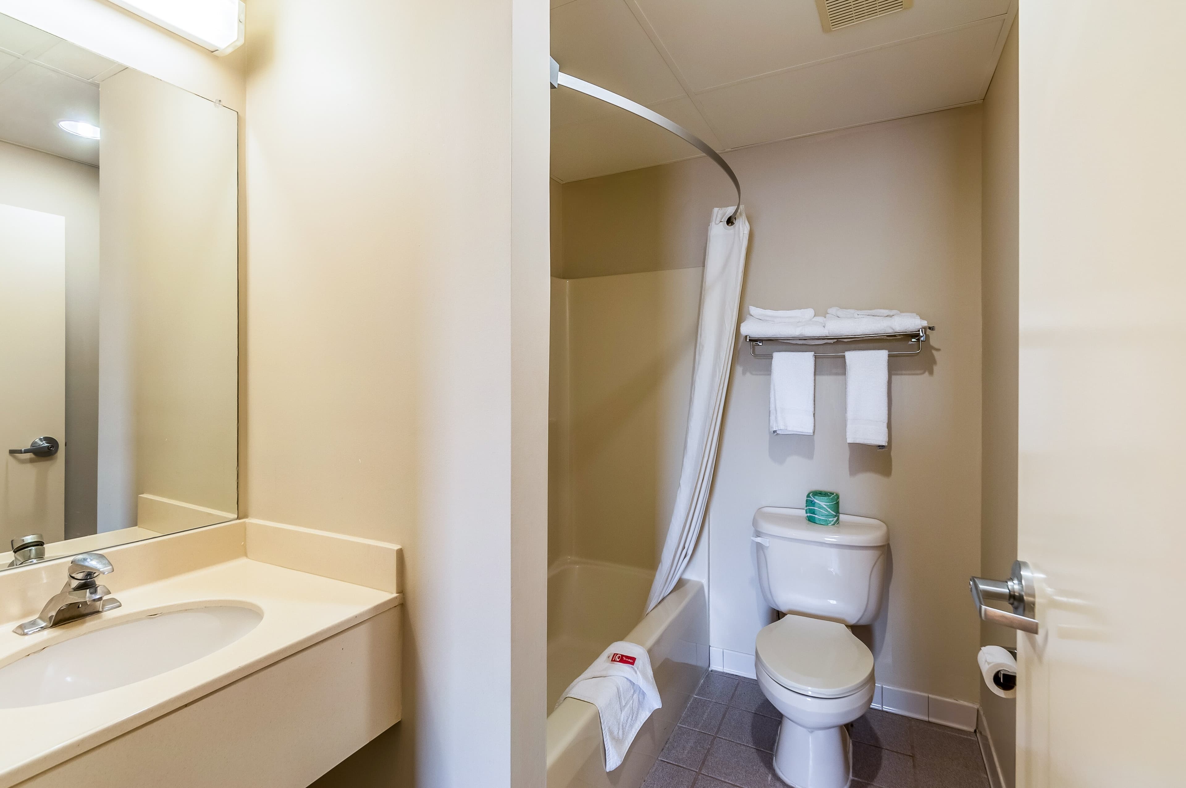 Econo Lodge Inn & Suites Middletown - Winchester South — 10