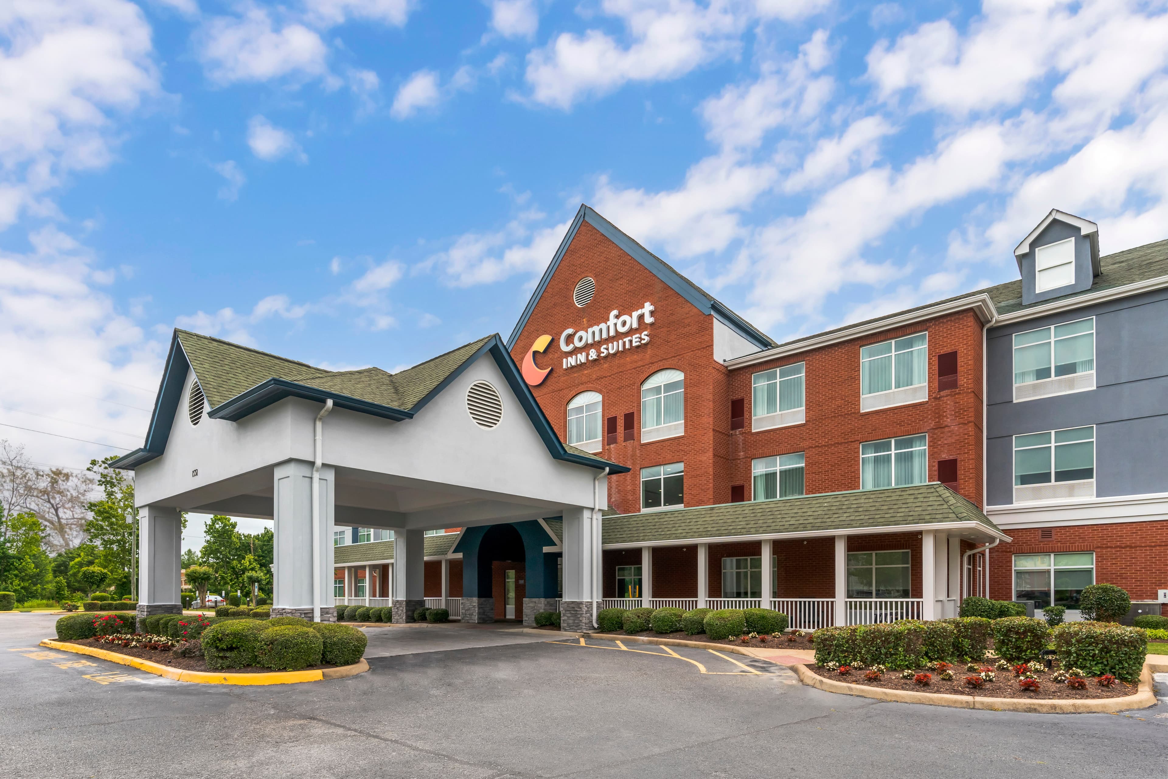 Comfort Inn & Suites Hampton near Coliseum - Image 1