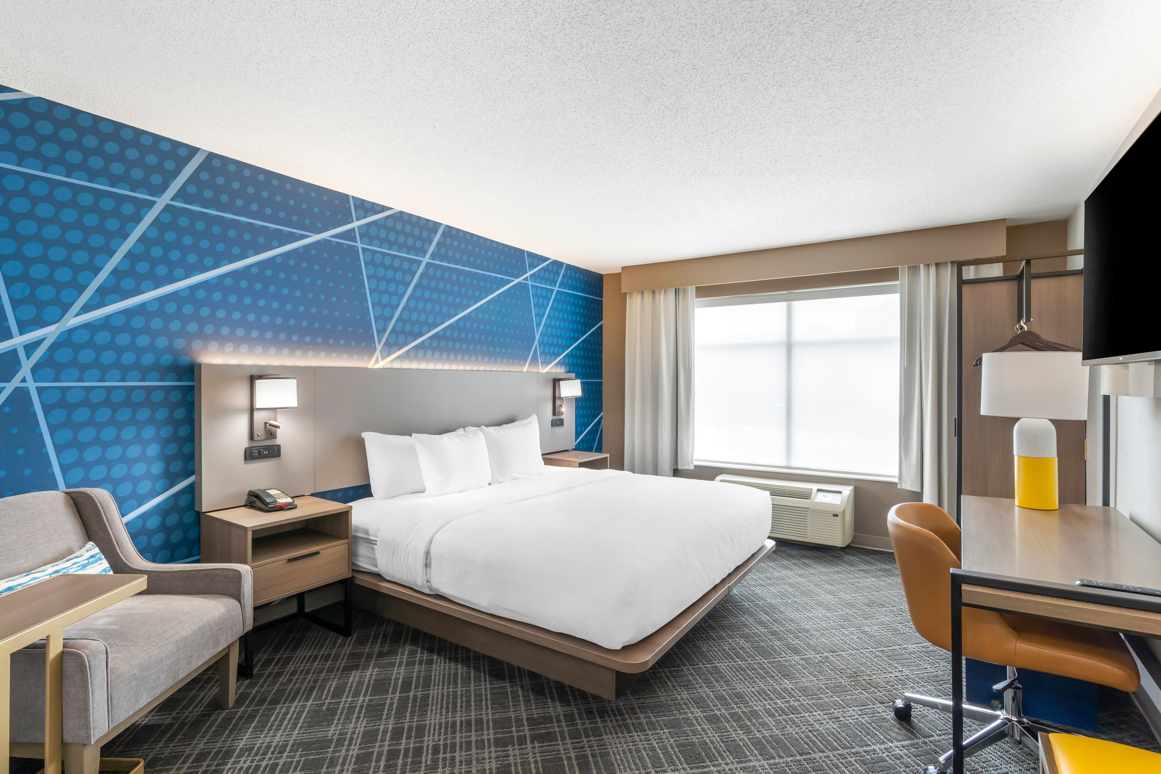 Comfort Inn & Suites Hampton near Coliseum - Image 2