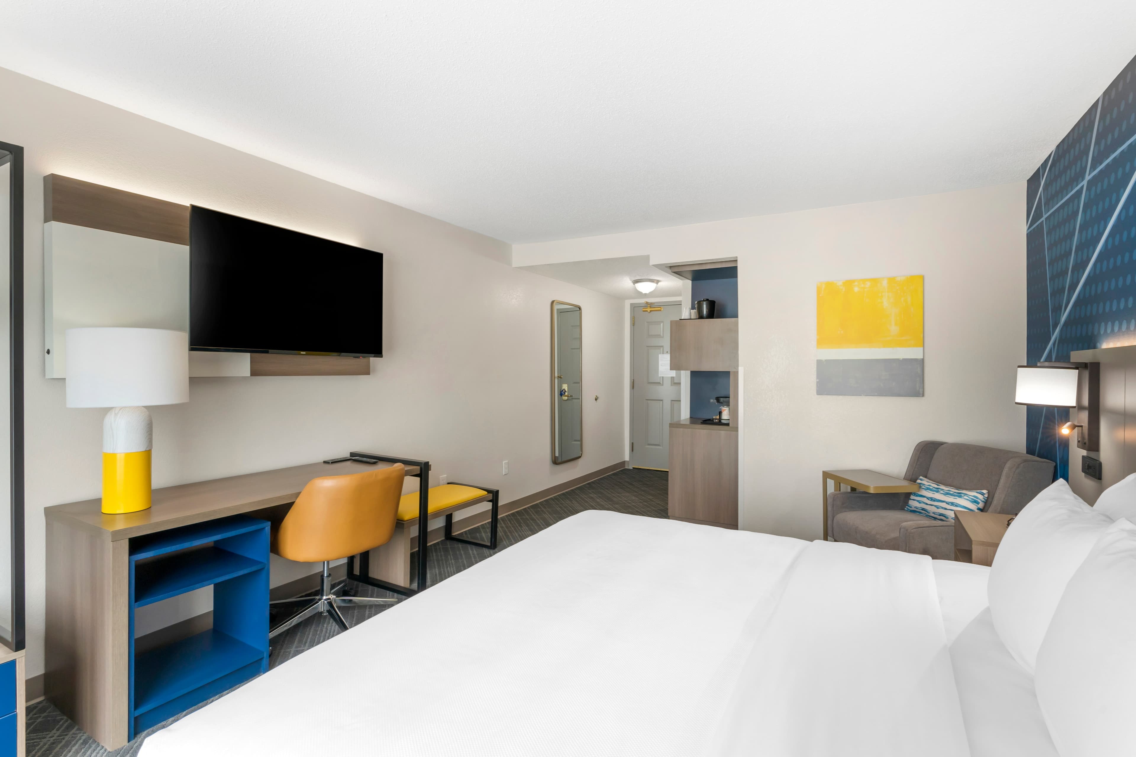 Comfort Inn & Suites Hampton near Coliseum - Image 4