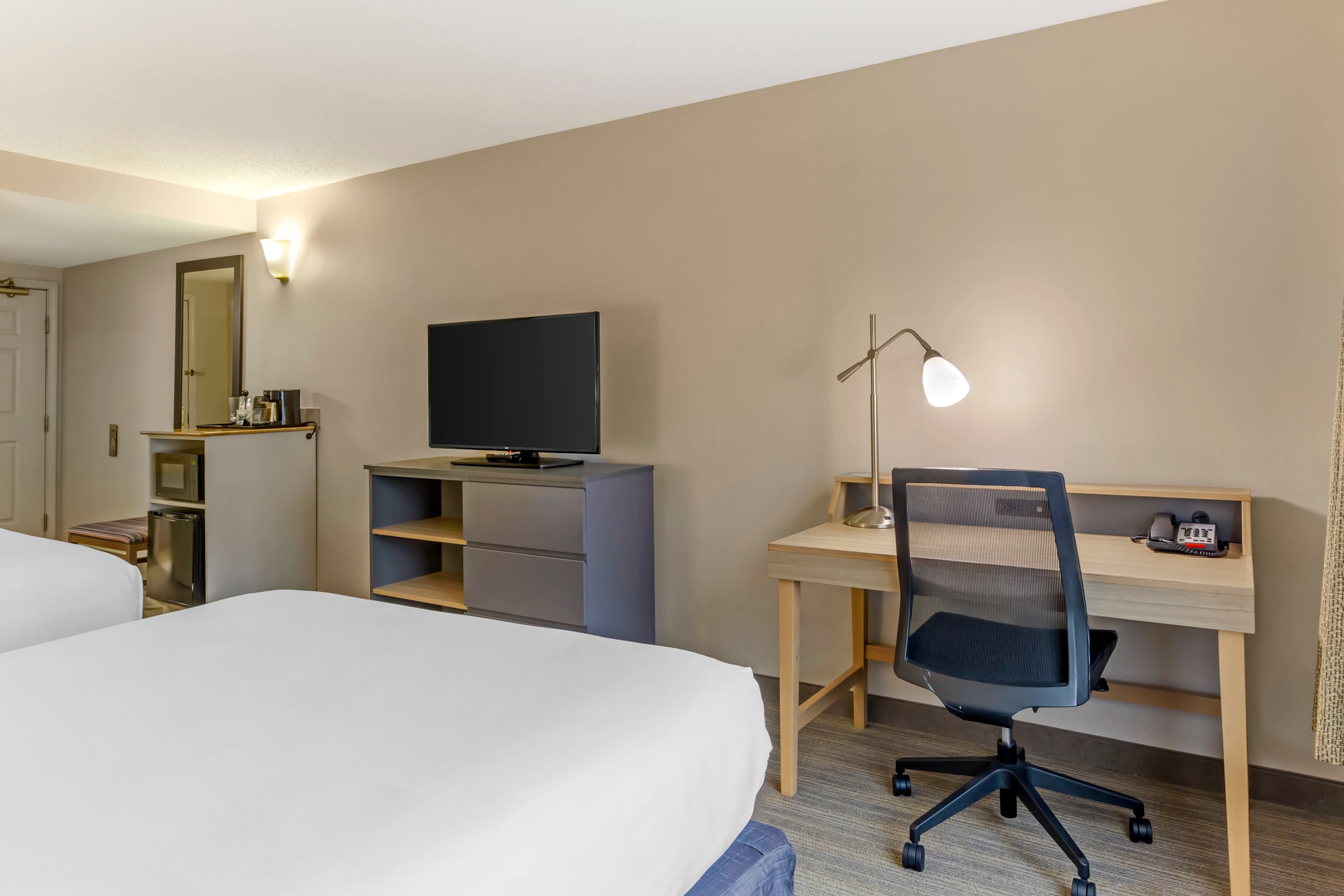 Country Inn & Suites by Radisson, Newport News South, VA — 11