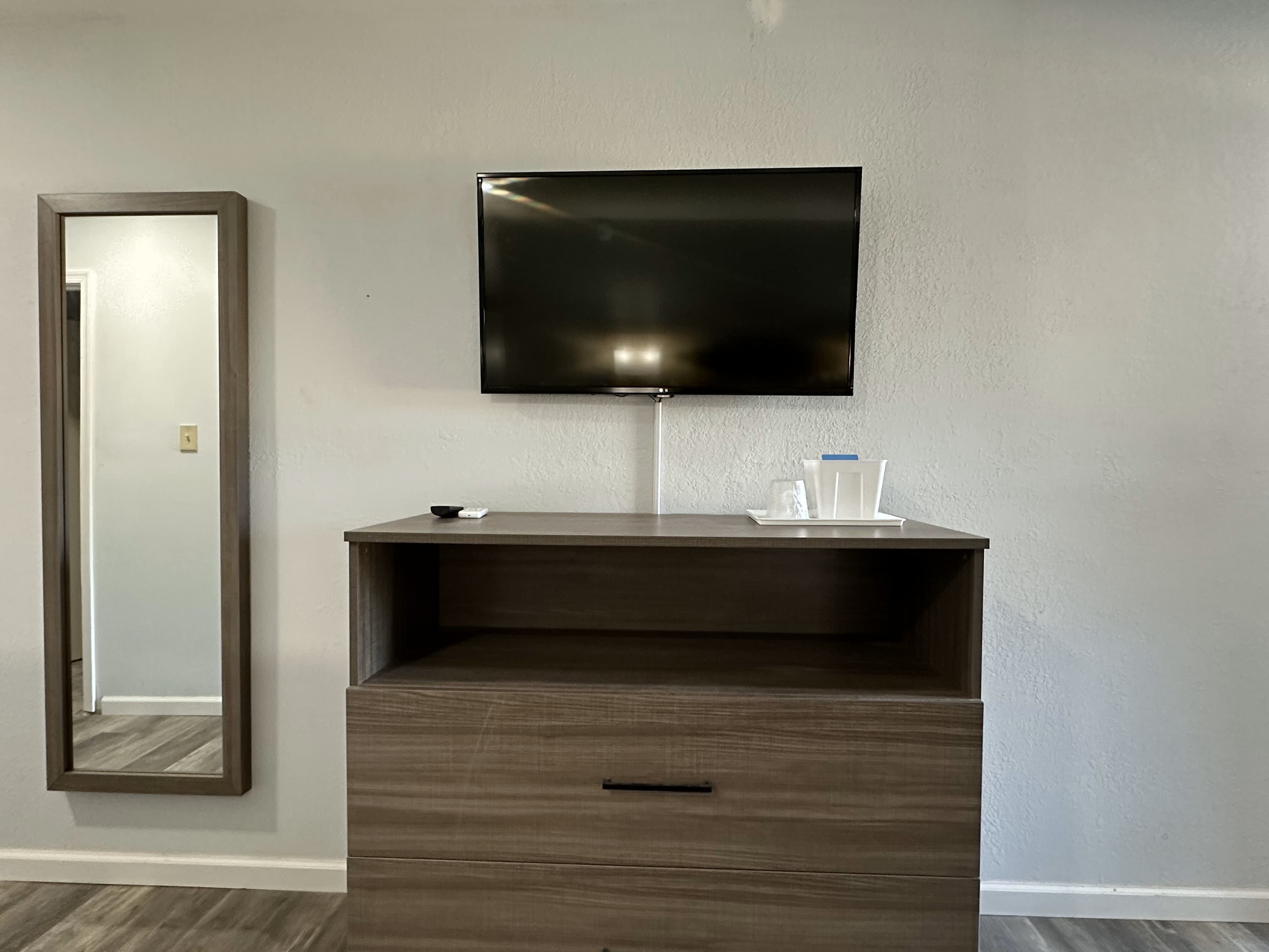 Suburban Studios Newport News - Hampton - Image 3