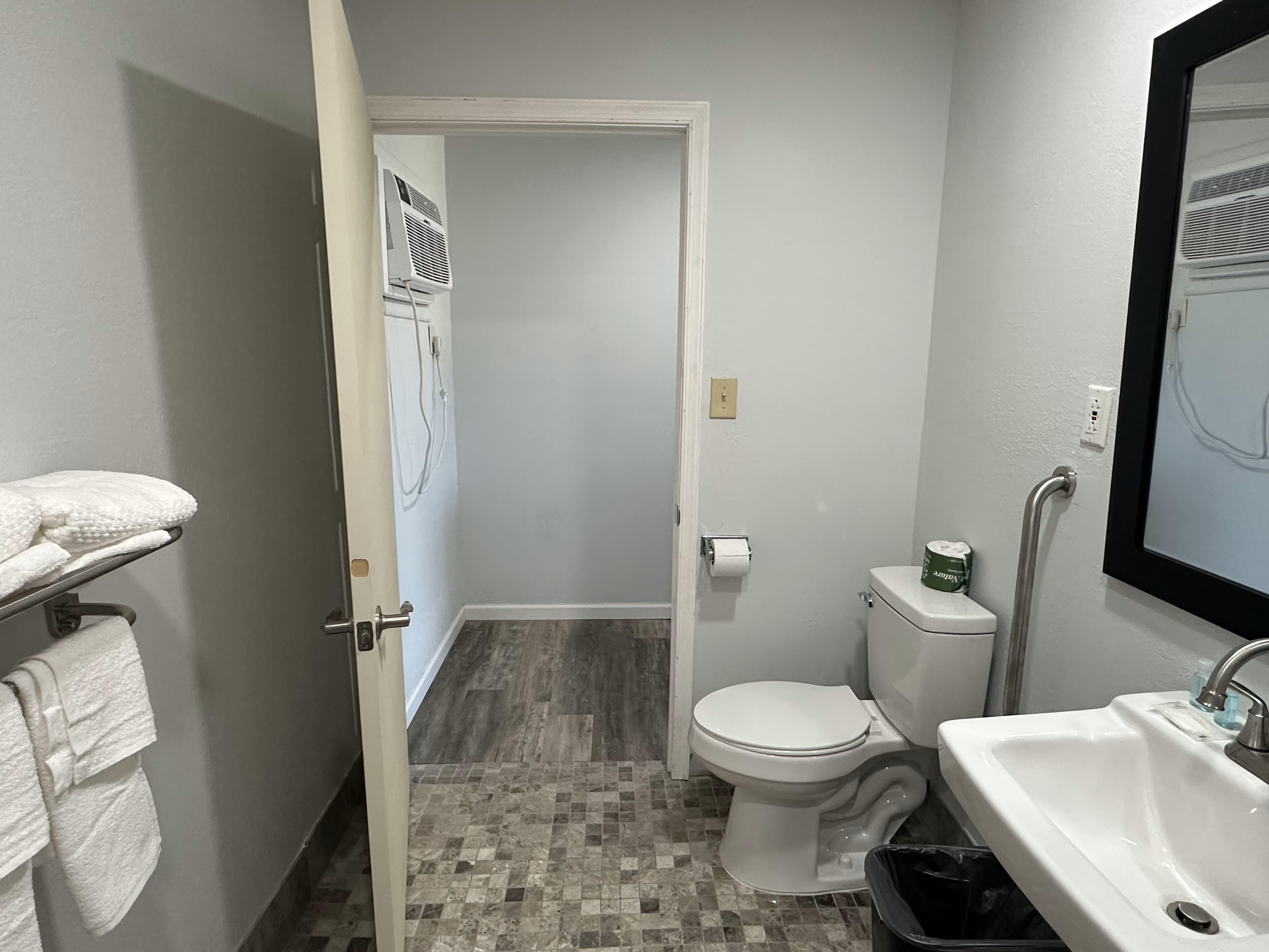Suburban Studios Newport News - Hampton — 7