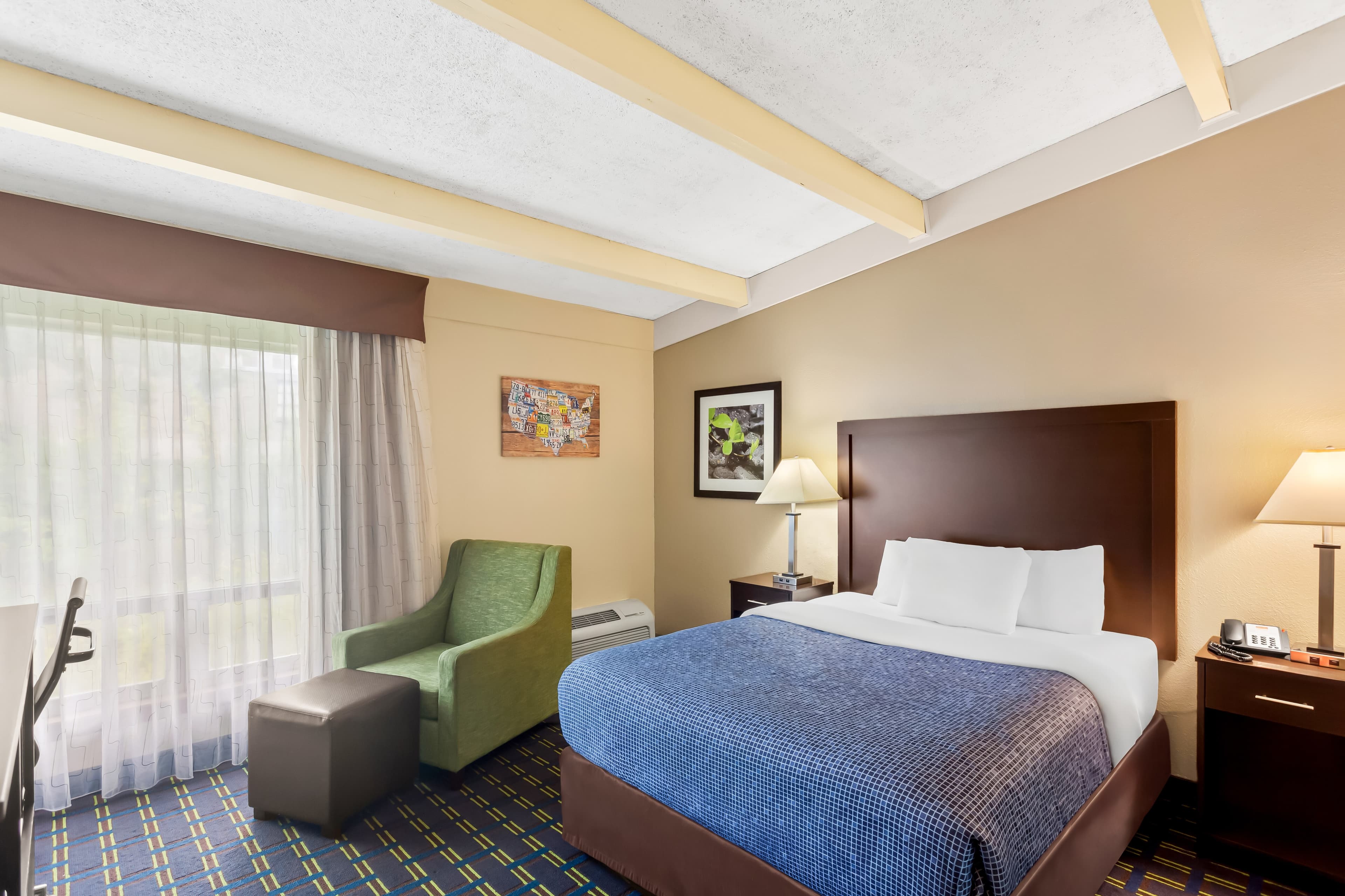 Econo Lodge Waynesboro - Skyline Drive - Image 2