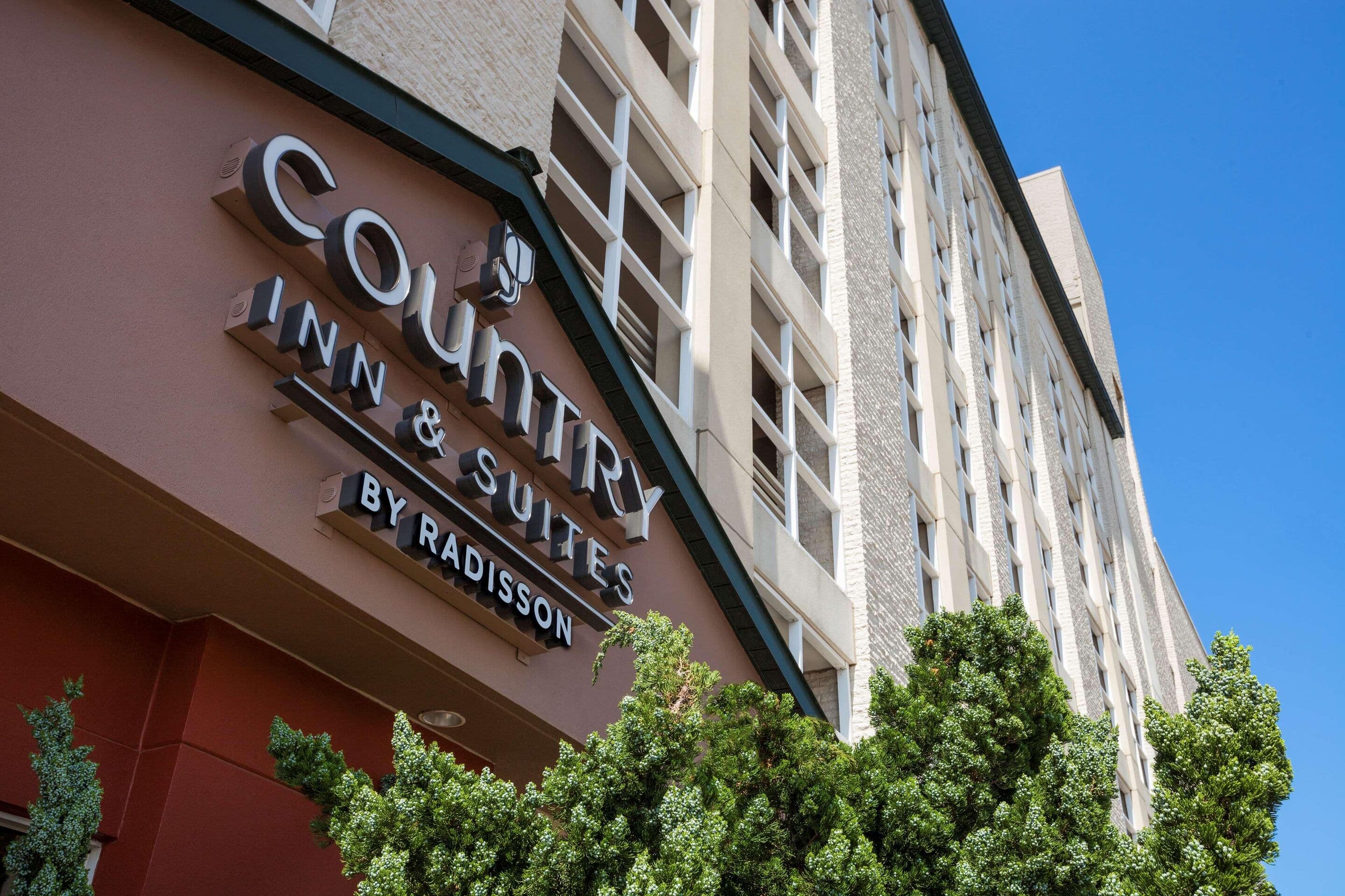 Country Inn & Suites by Radisson, Virginia Beach (Oceanfront) - Image 1