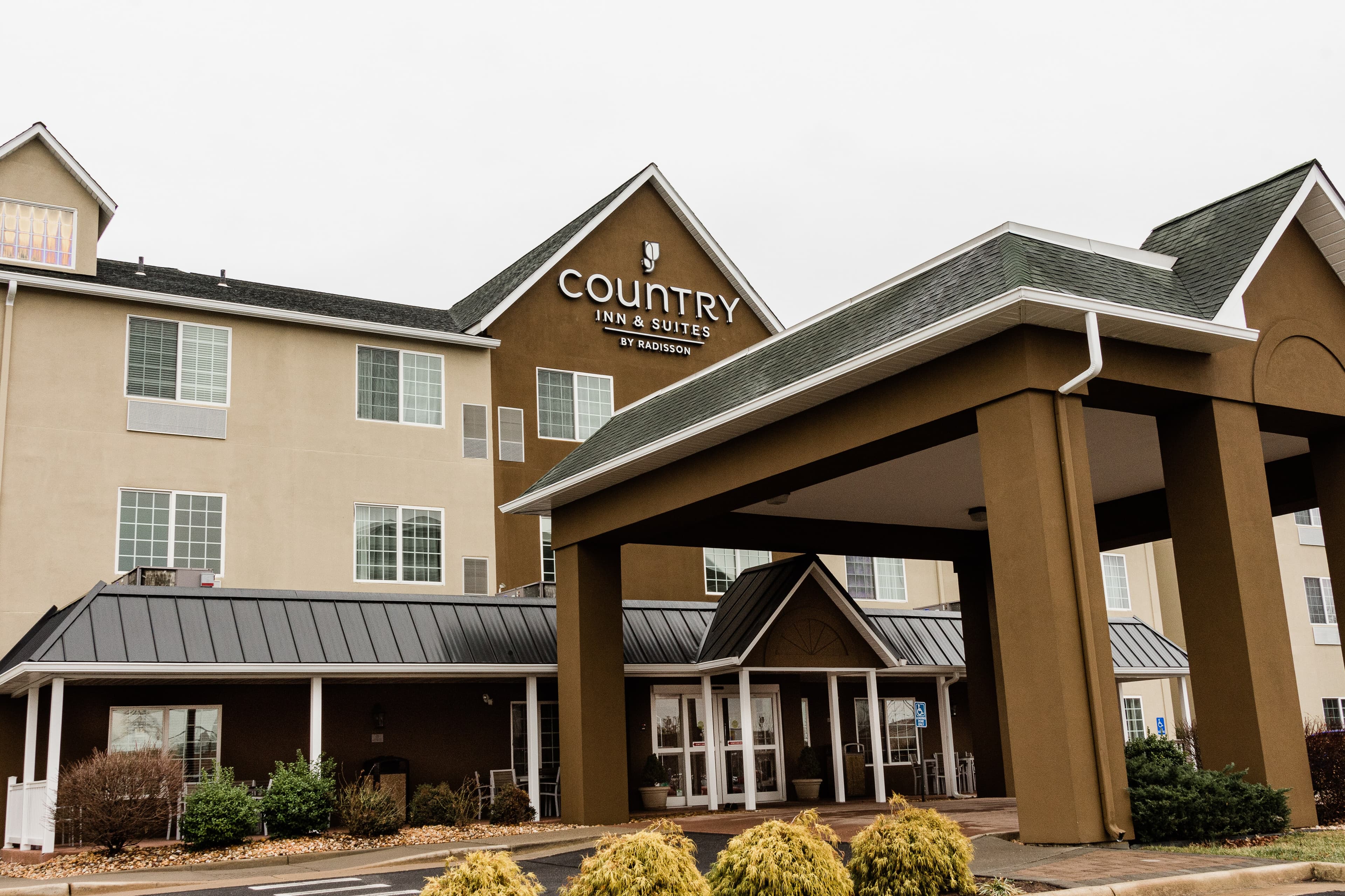 Country Inn & Suites by Radisson, Winchester, VA - Image 1