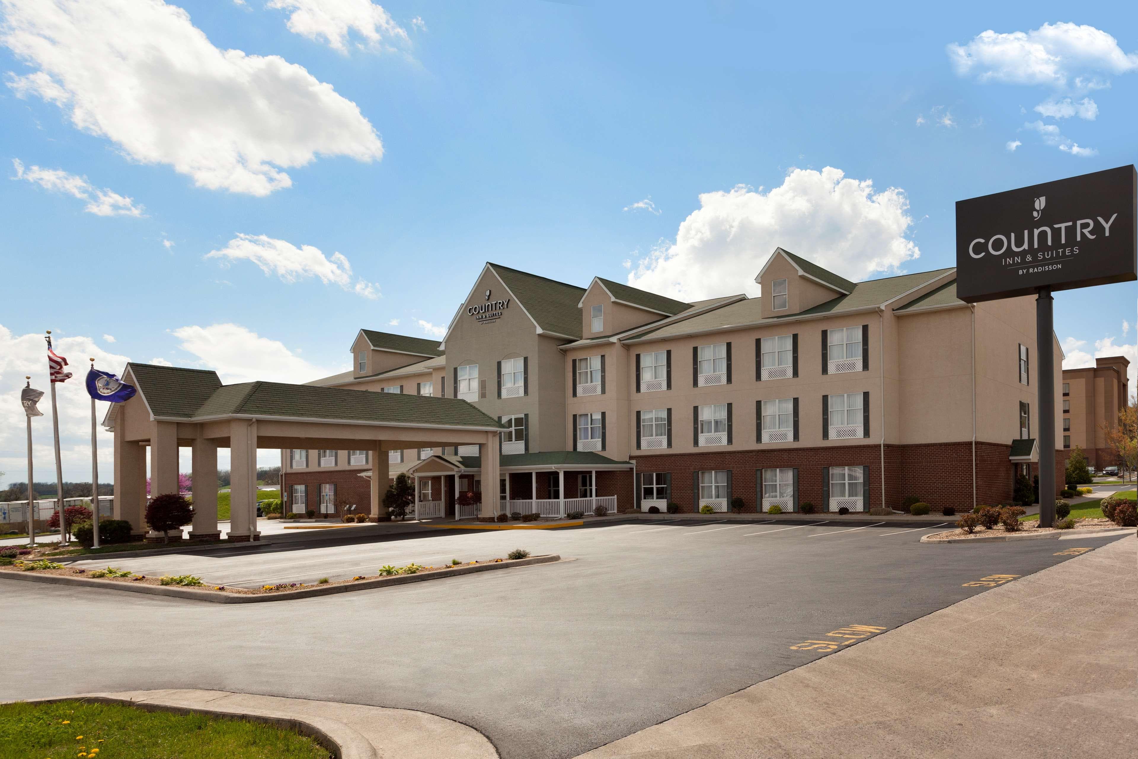 Country Inn & Suites by Radisson, Harrisonburg, VA - Image 1