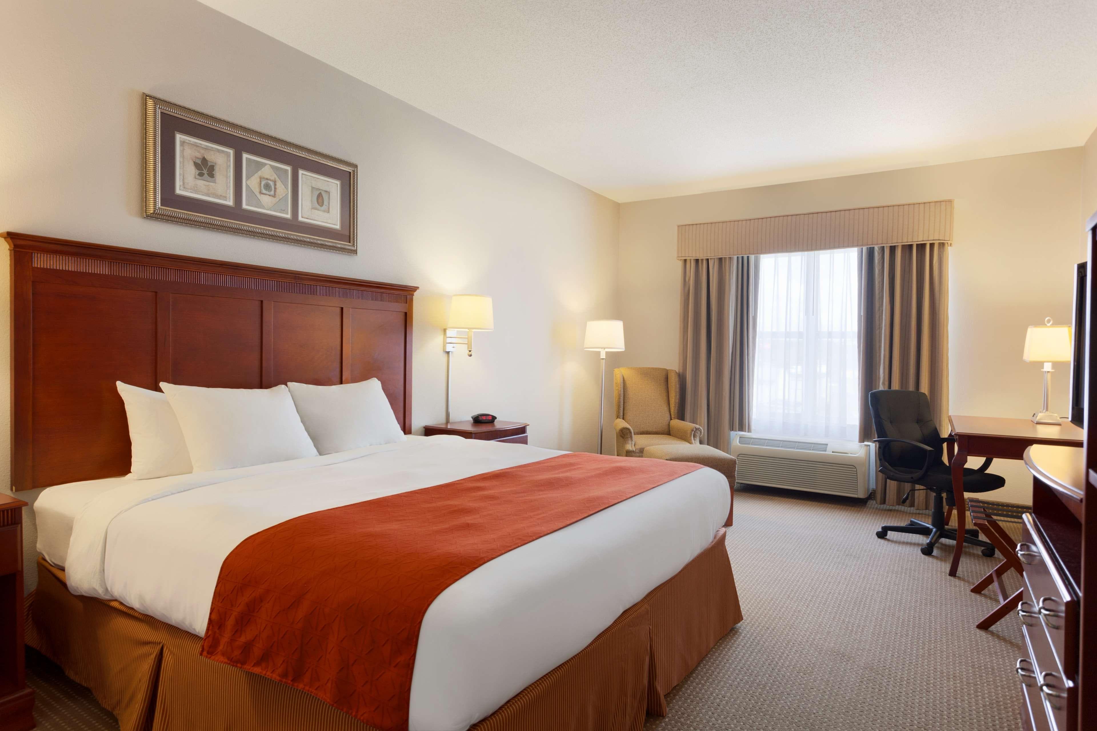 Country Inn & Suites by Radisson, Harrisonburg, VA - Image 2
