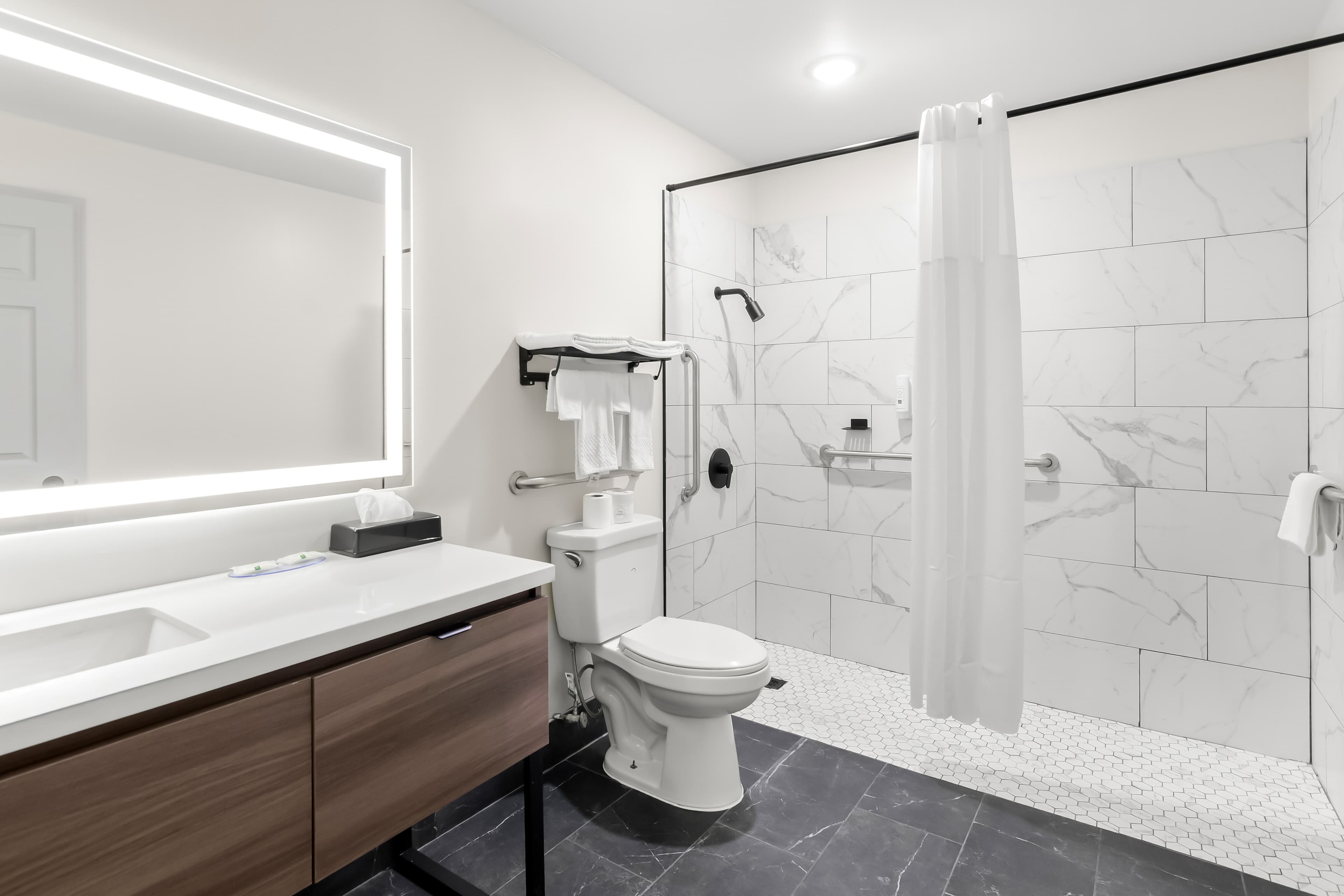 Quality Inn & Suites - Image 4