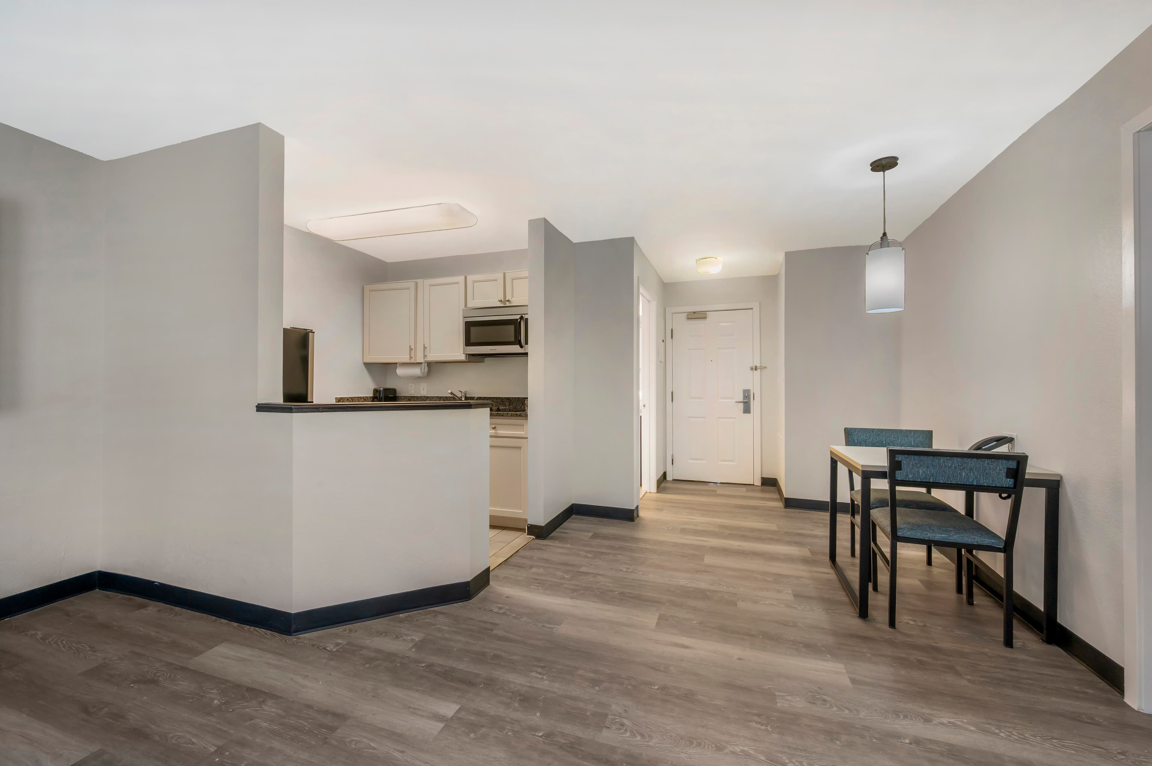 MainStay Suites Sterling near Dulles Town Center - Image 4