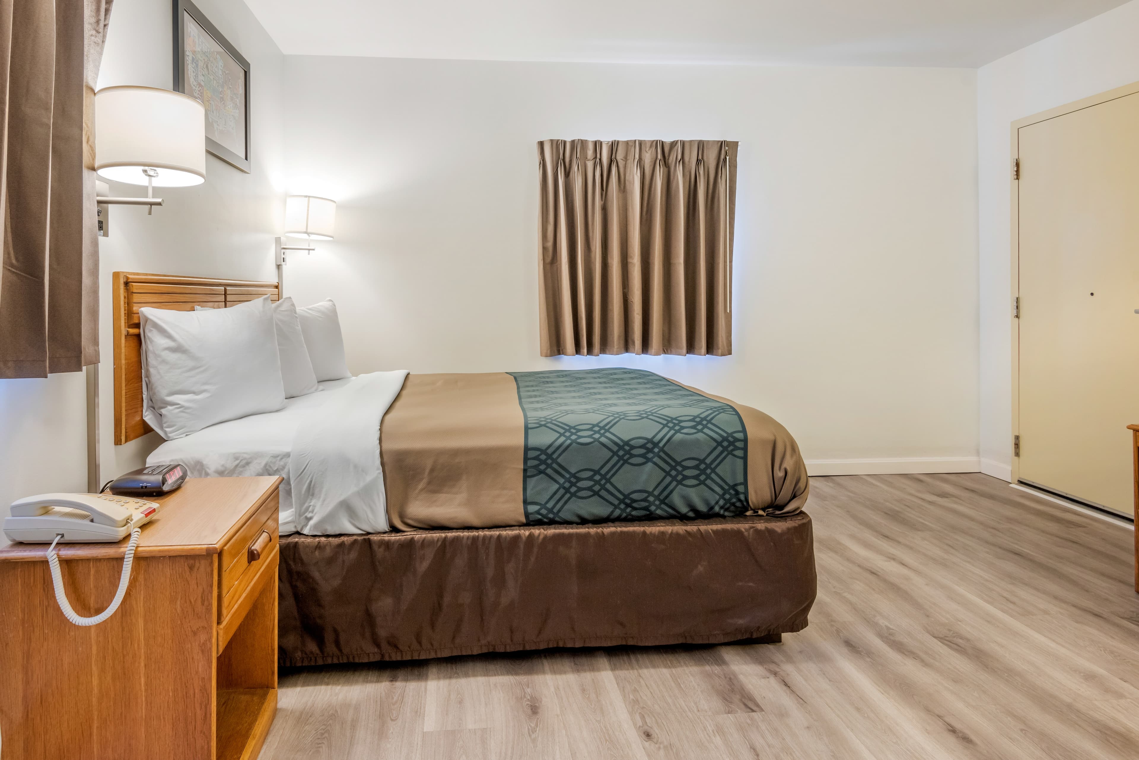 Econo Lodge Saint Albans — 9